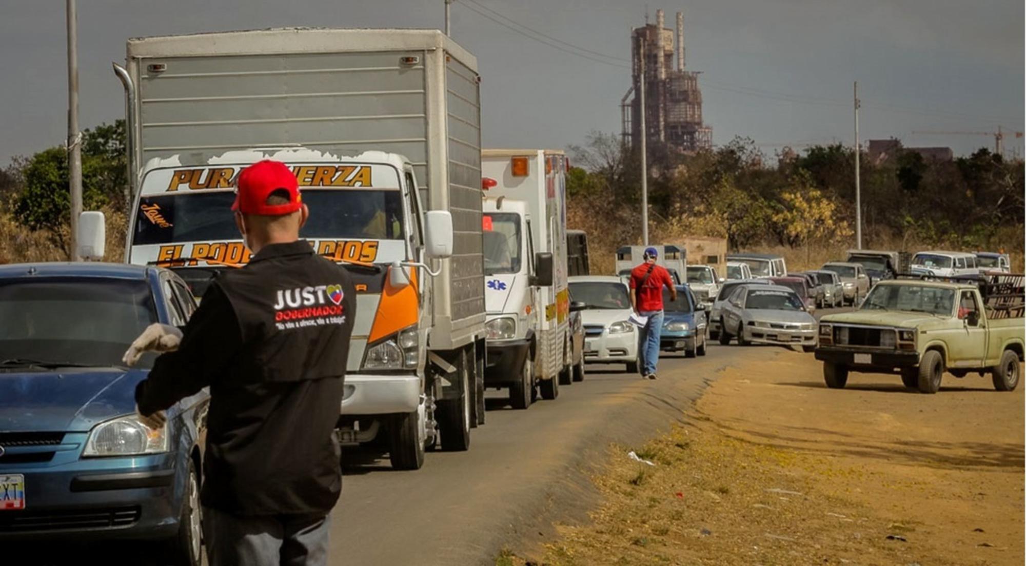 Colas para llenar el depósito en Bolivar, Venezuela.