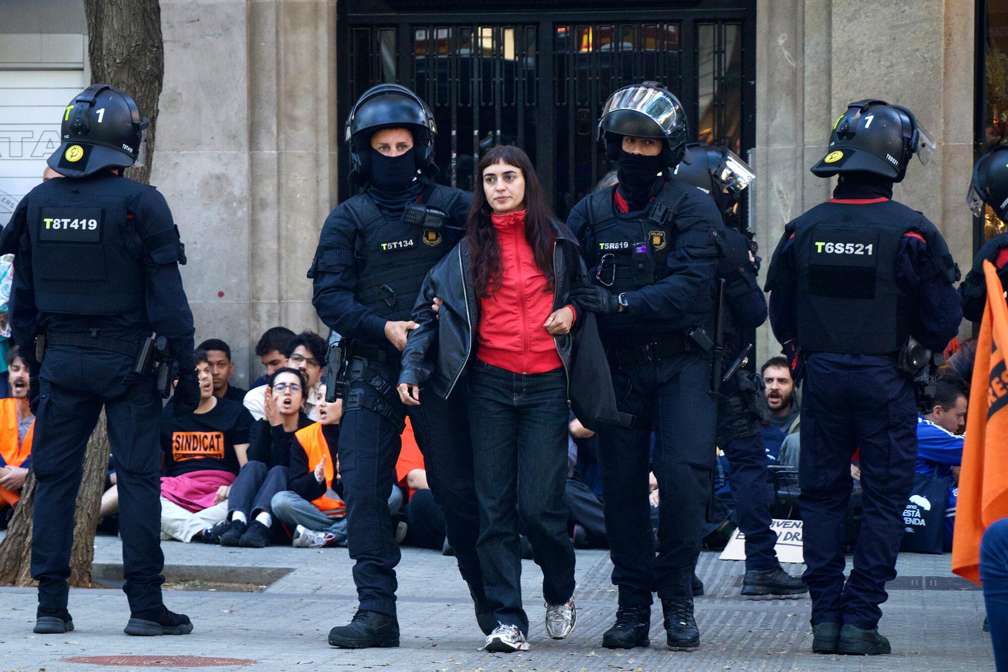 La policía saca de la concentración e identifica a manifestantes.