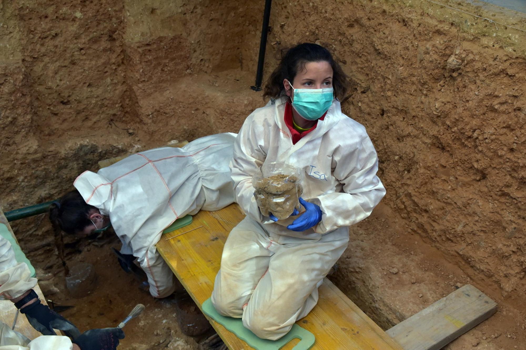 ArqueoAntro trabaja en la fosa 22 del cementerio de Paterna. 