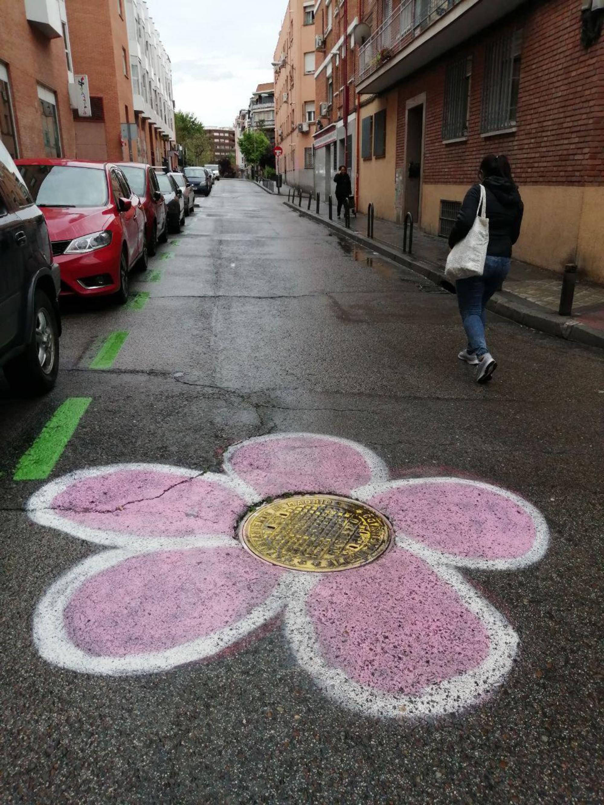 flor en asfalto