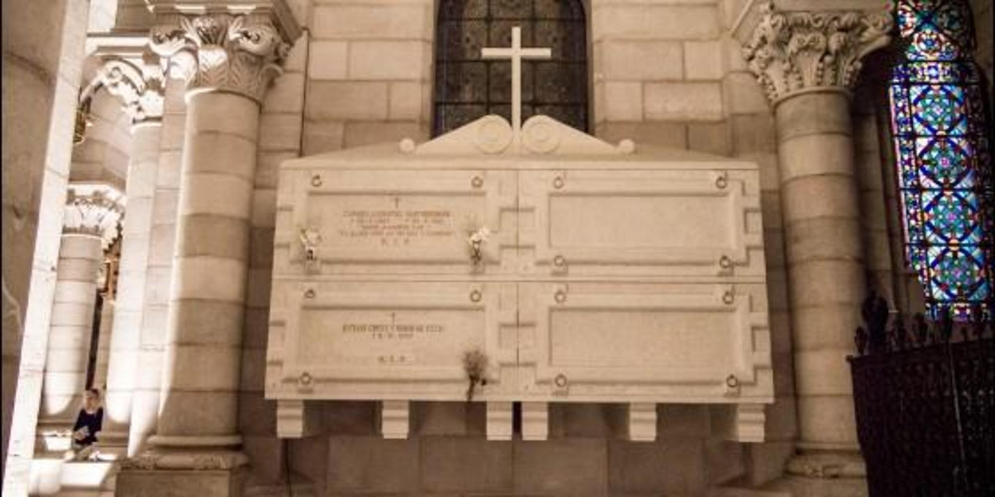 Tumbas en la cripta de la catedral de La Almudena