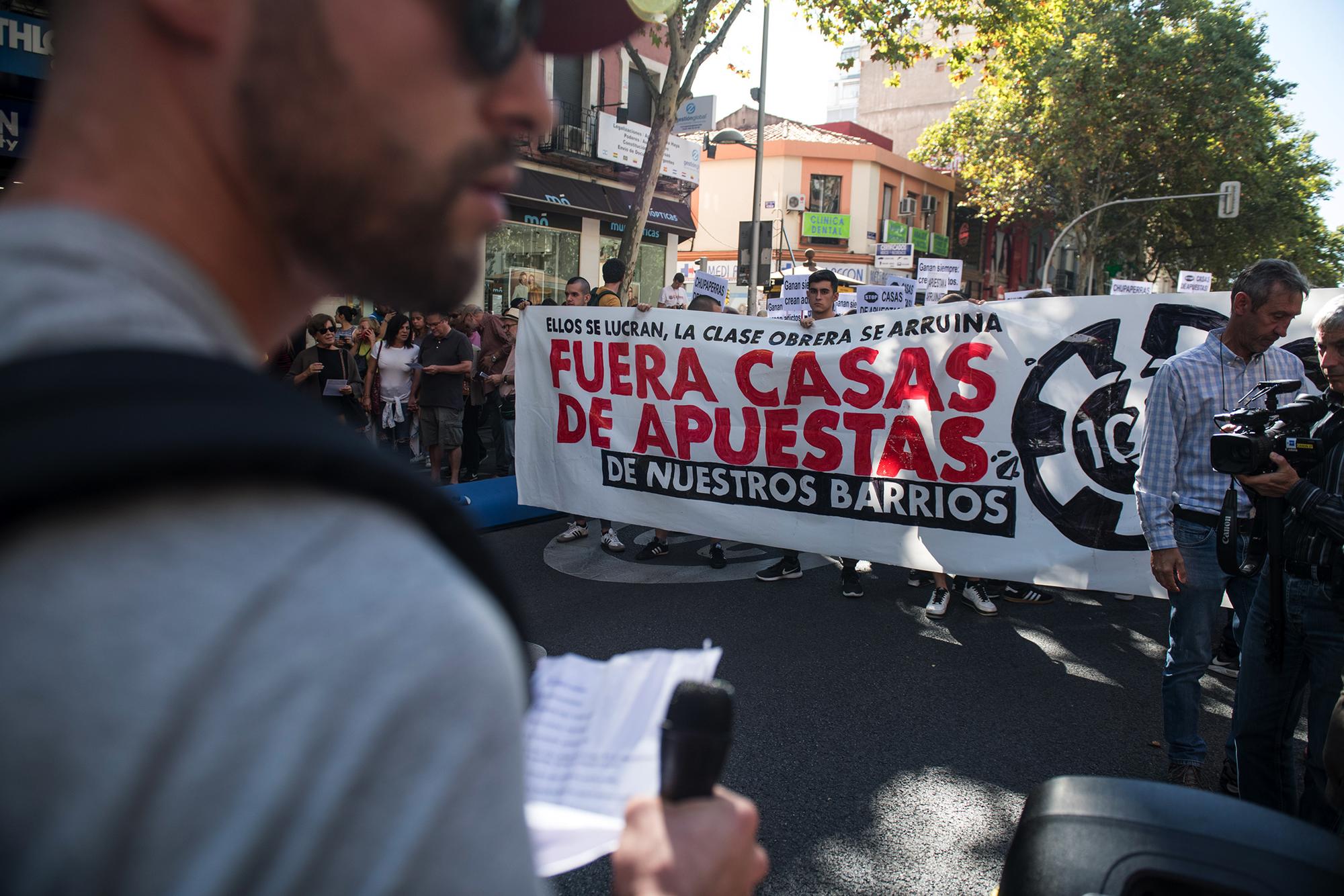 Manifestacion contra las casa de apuestas en el barrio de Tetuan, Madrid 12