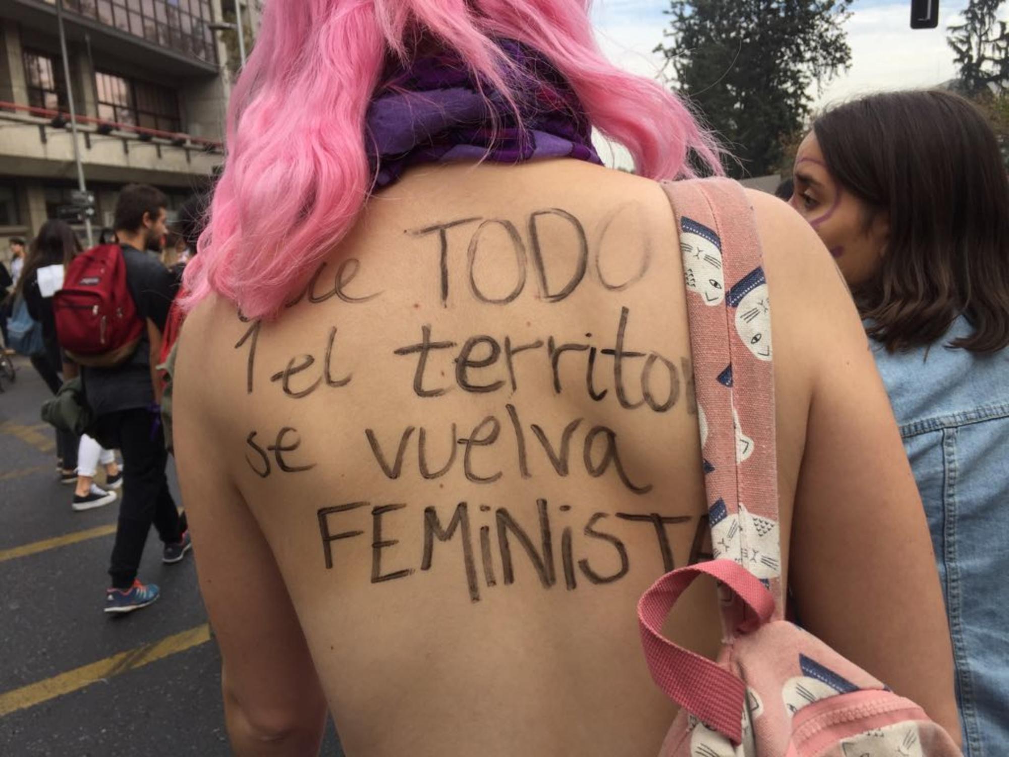 Una mujer en una marcha feminista en Chile