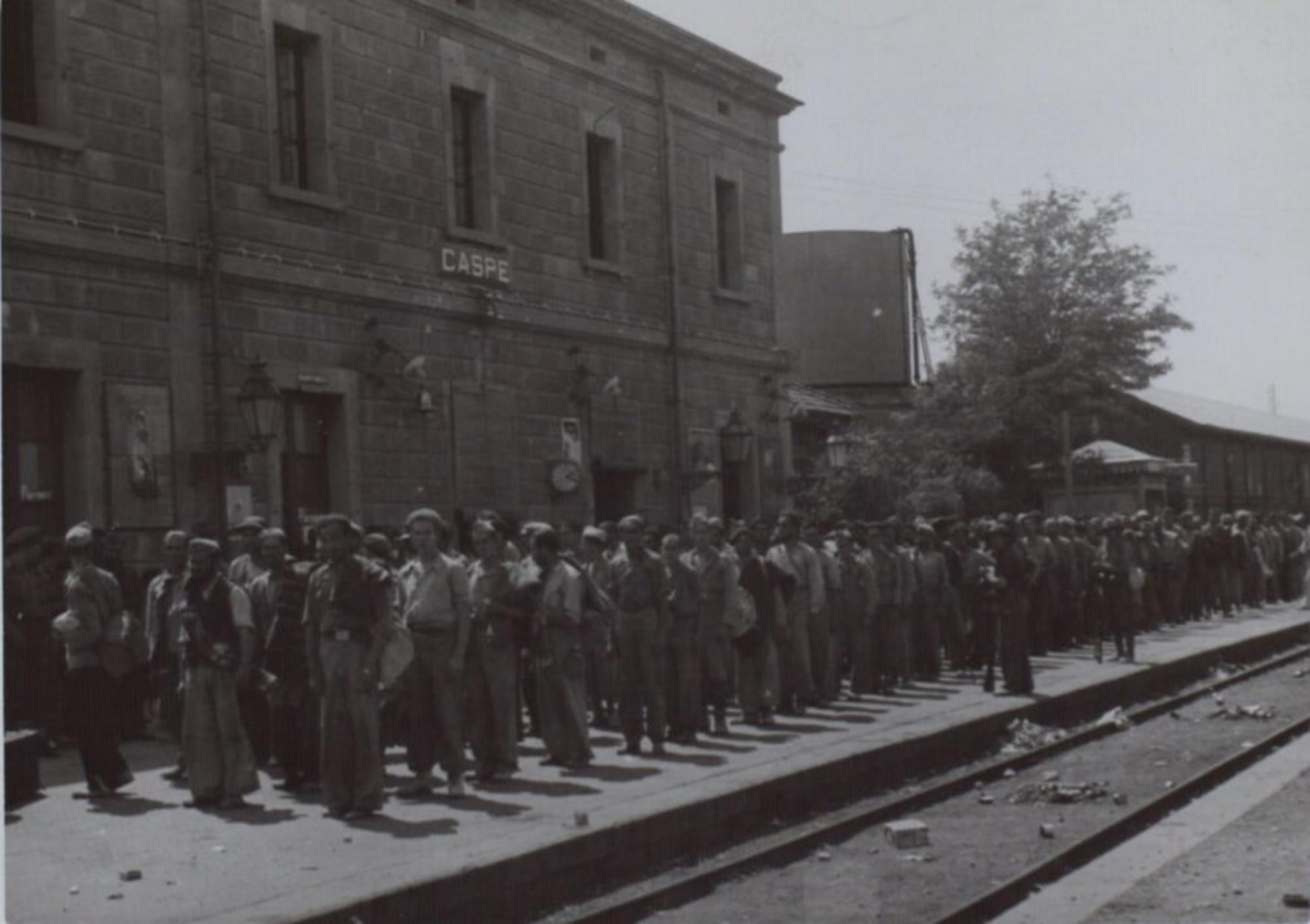 Prisioneros del Sector del Ebro en la Estación de Caspe para ser evacuados hacia Zaragoza. Fuente: Biblioteca Nacional de España