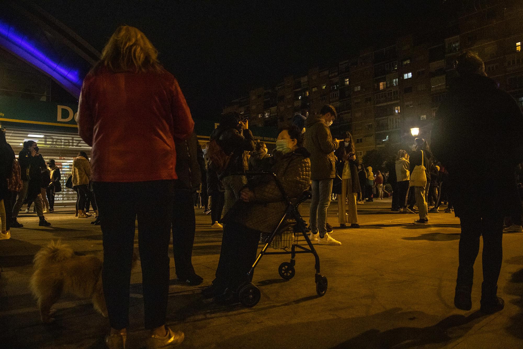 Cientos de granadinos salen a la calle a causa de los terremotos de esta noche - 5