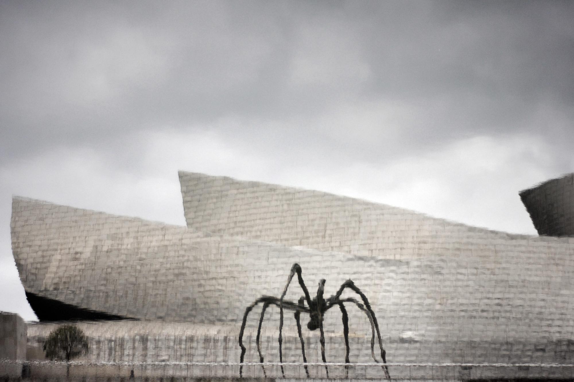 Reflejo de la fachada del Museo Guggenheim en Bilbao