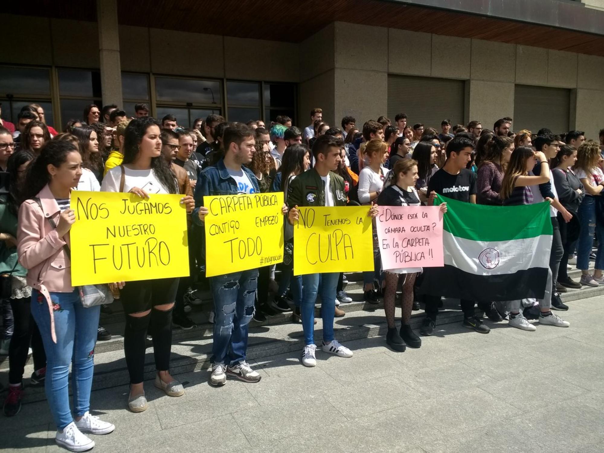 Estudiantes de Badajoz contra la repetición de exámenes de la EBAU