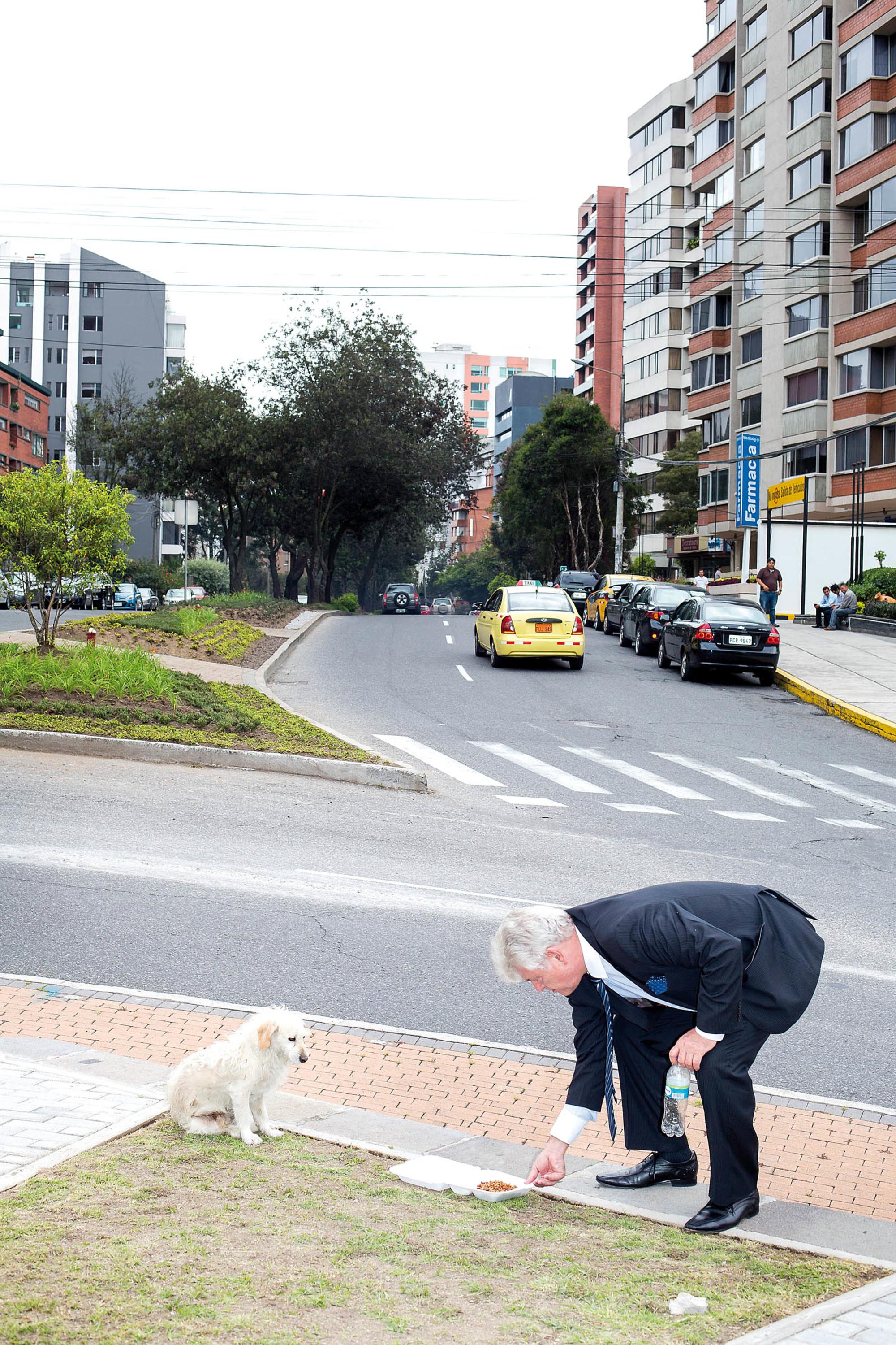 Poo Pink, Fido y la Gónzalez Suárez, recogiendo
