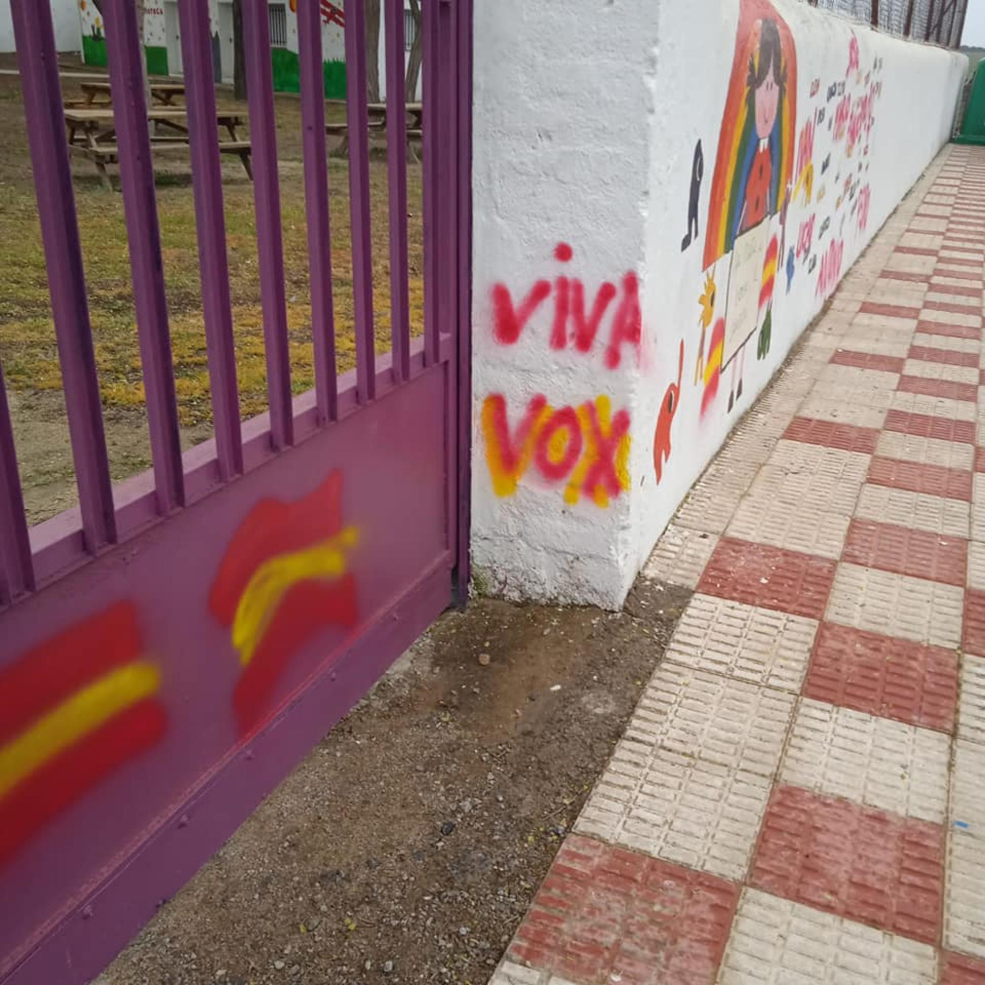 Vandalizan con simbología de extrema derecha un mural realizado por los niños y niñas de Peraleda de la Mata (Cáceres) 276151362_7066103803460288_8136265792148260968_n