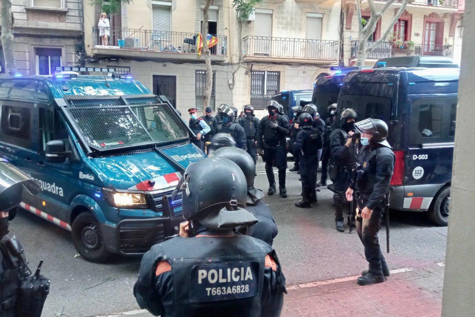 Macrodispositivo policial en el desalojo del bloque Llavors / Sindicat d’Habitatge del Raval 