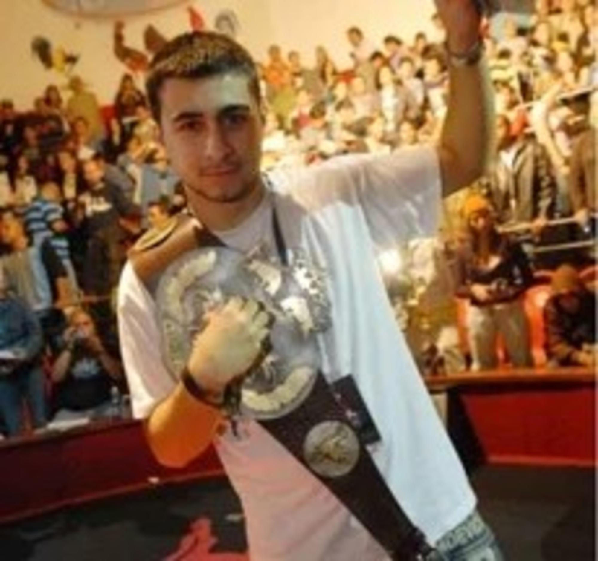 Rayden, con el cinturón de ganador en Colombia (fuente Redbull)