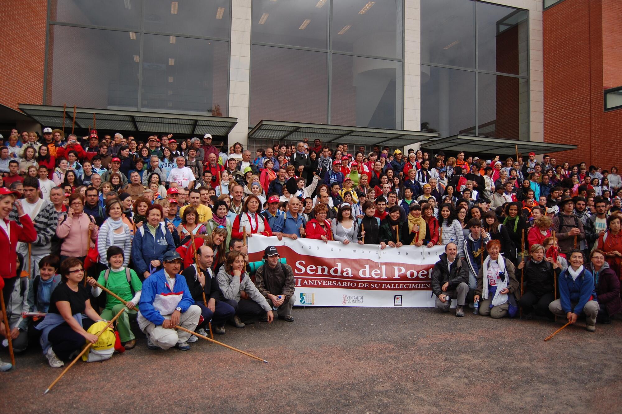 Personas de todas las edades en la última jornada de la Senda del Poeta, antes de salir de la UMH de Elche