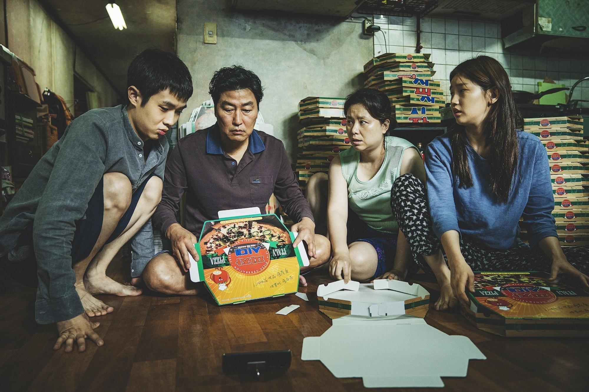 Escena do filme onde a familia está a dobrar as caixas das pizzas. Foto: Distribuidora La Aventura.