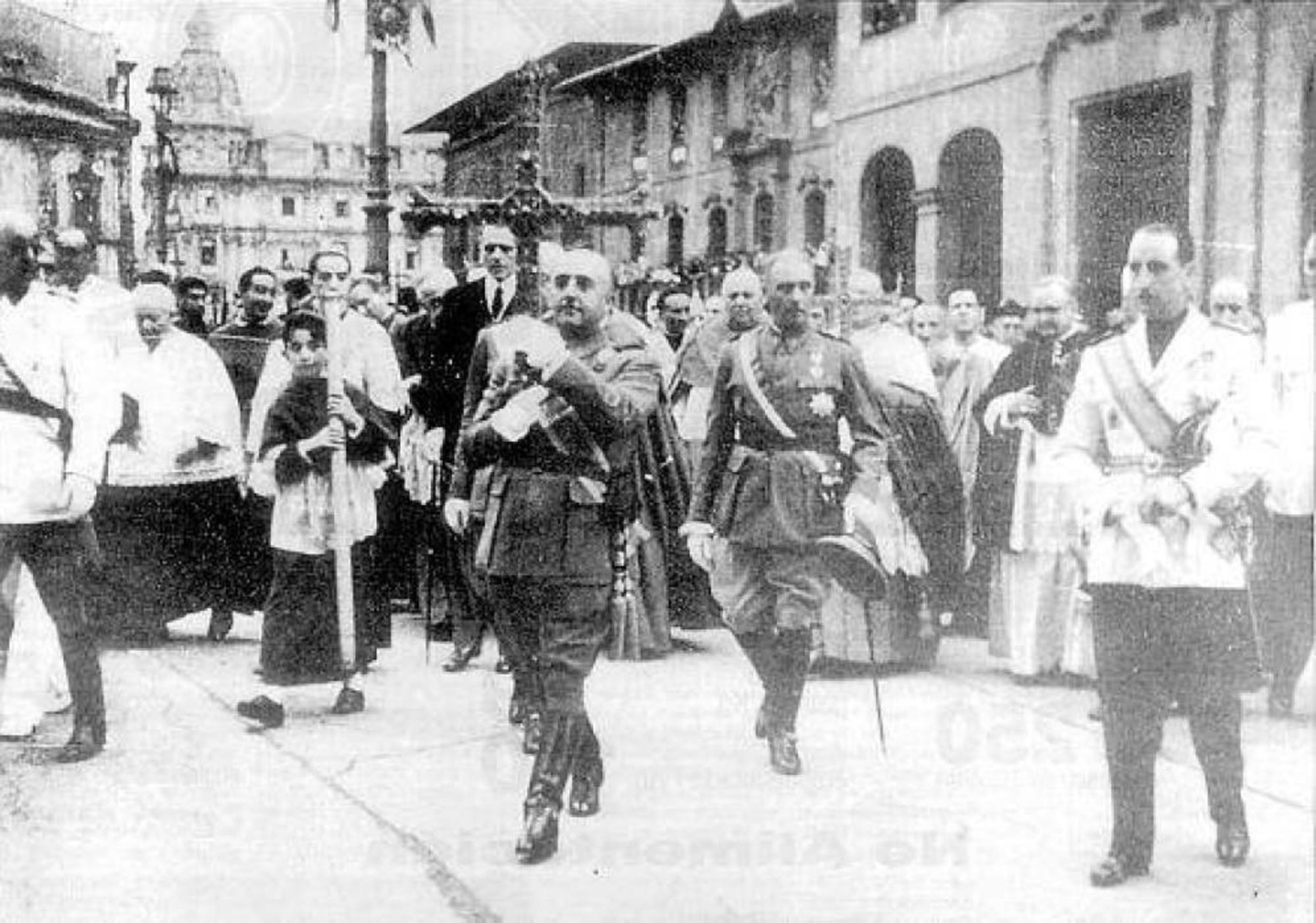 El dictador portando la Cruz de la Victoria en Oviedo