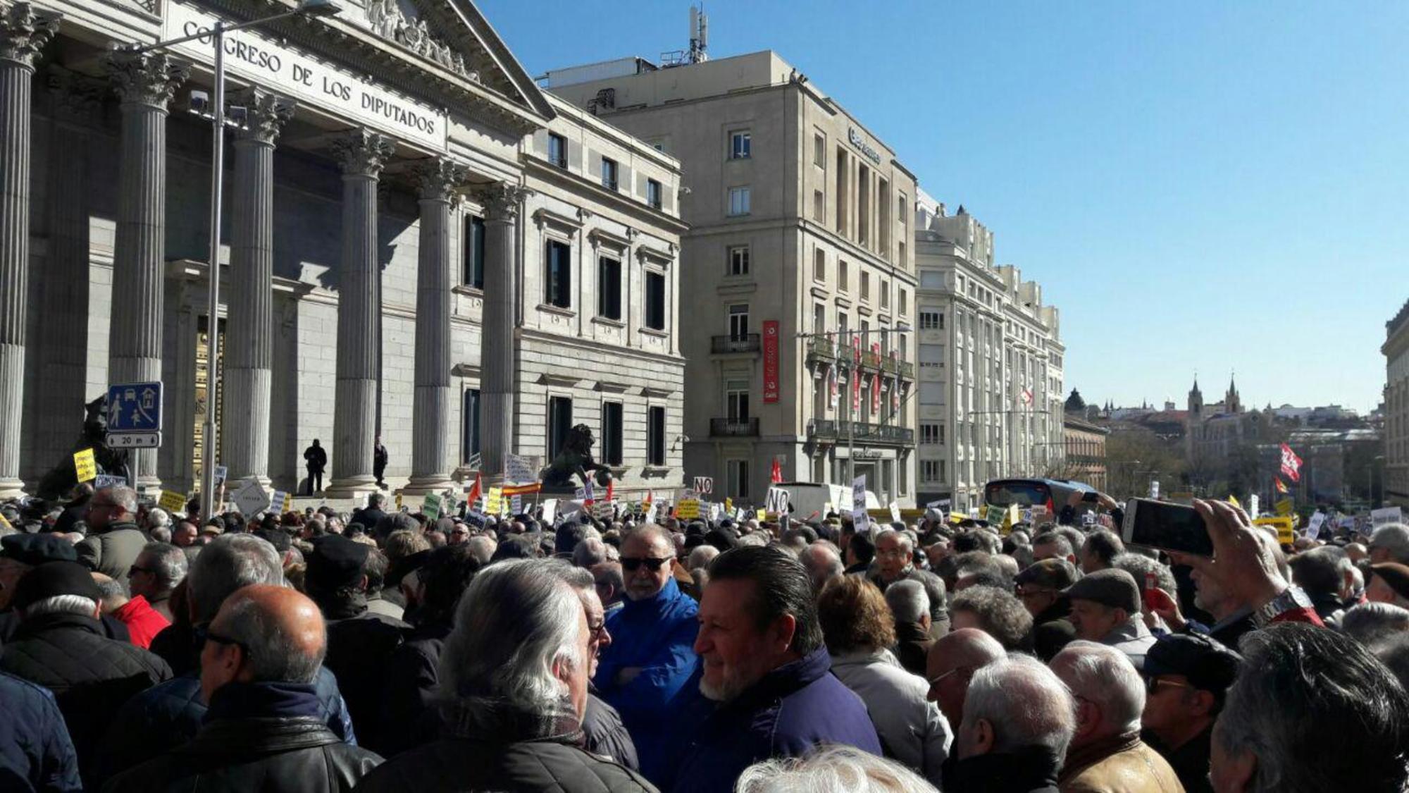 Concentración frente al Congreso para exigir pensiones dignas.