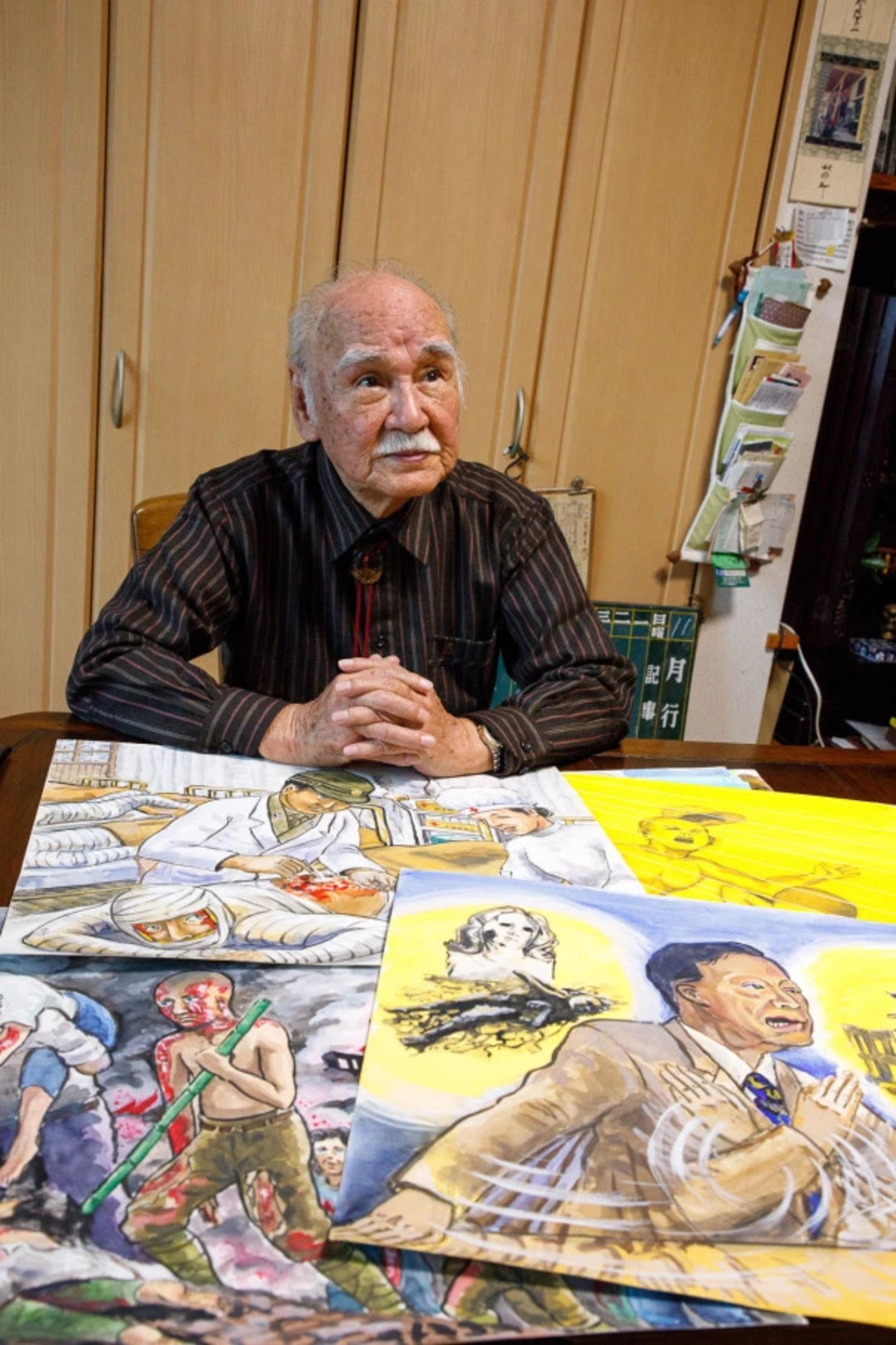 Hibakusha de Nagasaki, Yukio Inoue, con sus dibujos retratando varias experiencias de supervivientes de las bombas atómicas. Fuente: Beyond Nuclear International