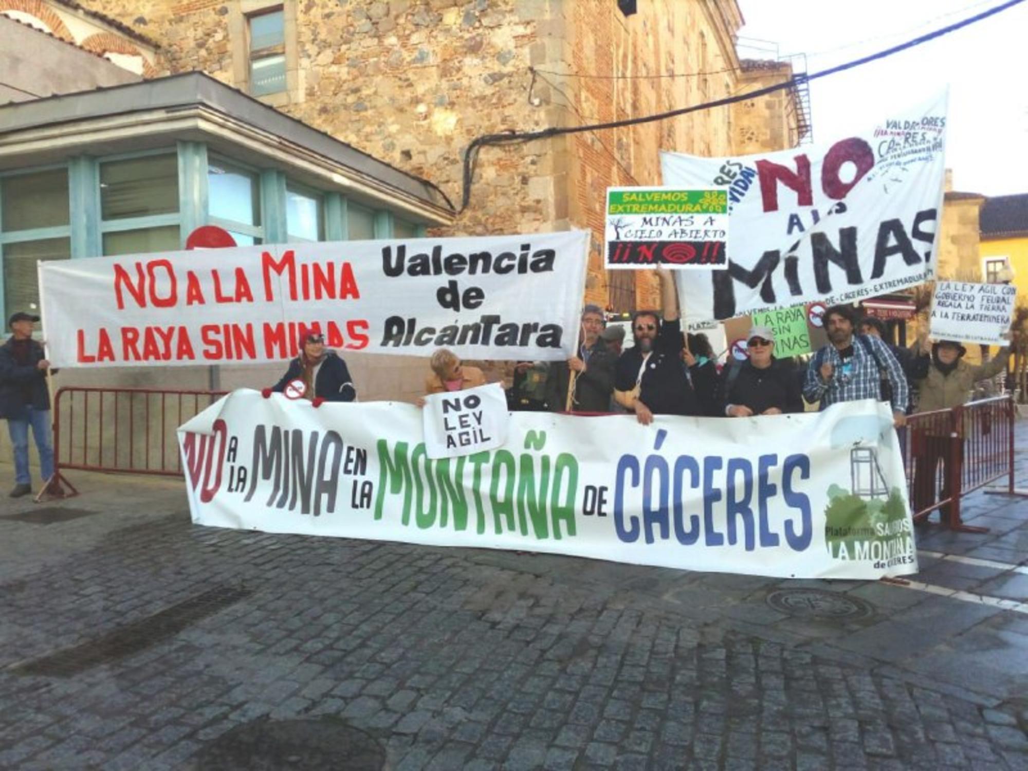 Activistas de la Plataforma Salvemos la Montaña de Cáceres