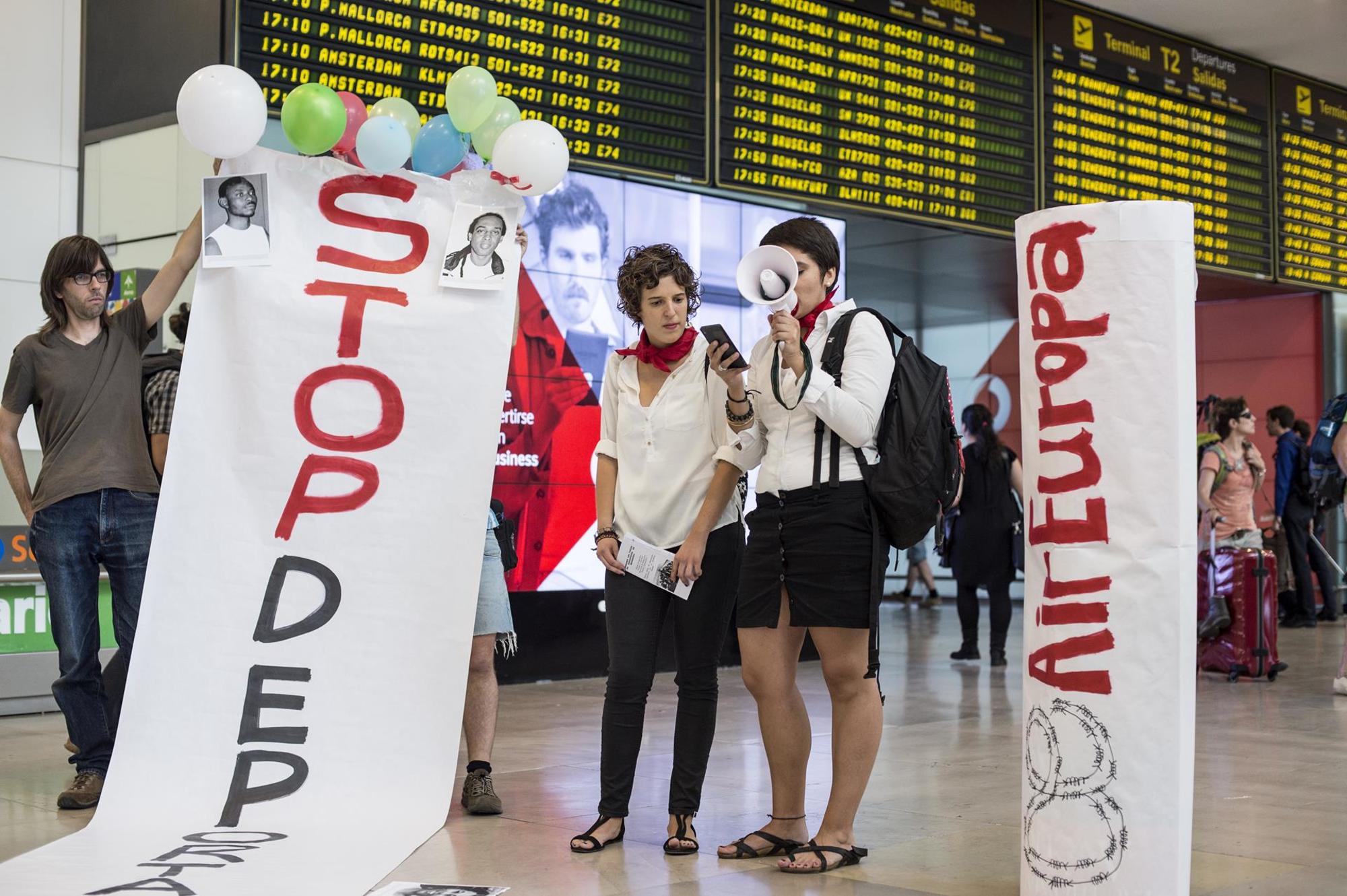 Acción contra vuelos deportación Barajas Adolfo Suarez