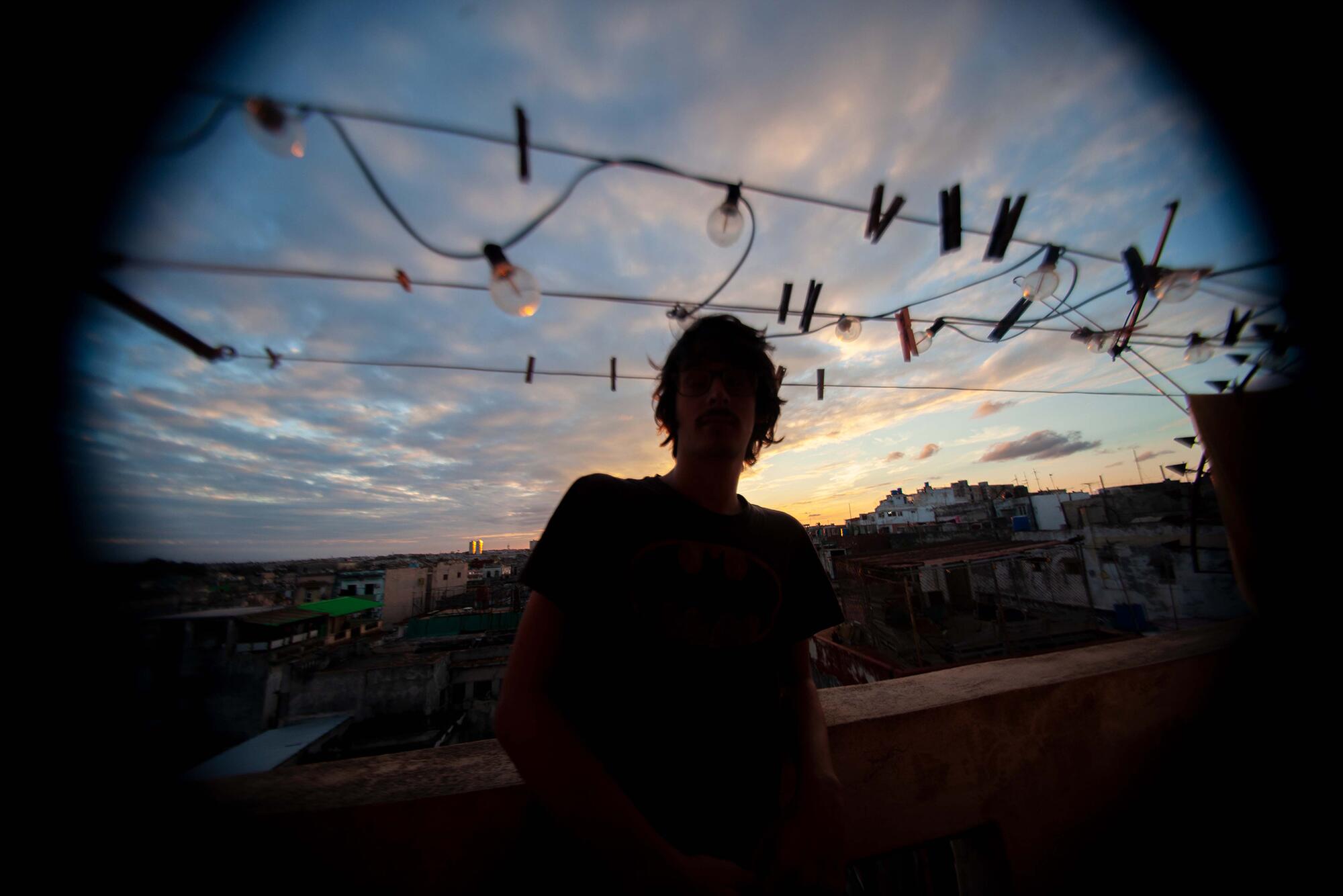 Raúl, estudiante de Medicina de 20 años, aprovecha cada rayo de sol para leer y realizar “autoestudio” compensatorio ante los cortes de electricidad..