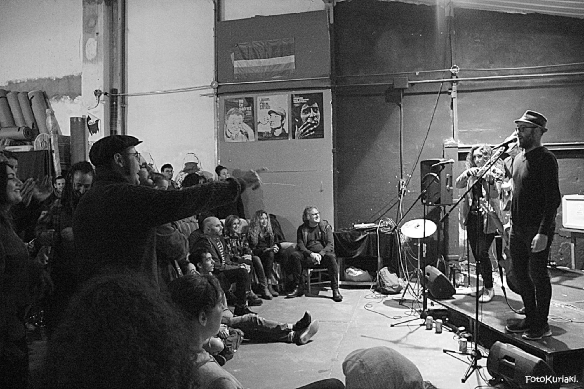 Presentación del primer disco del Indigente Cognitivo en la Internacional Teatral. Foto de Iziar Kuriaki.