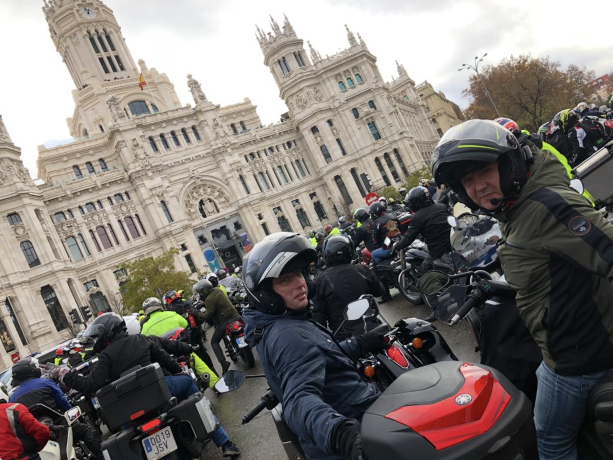 Jose Luis Martinez Almeida en motocicleta, con el Ayuntamiento de Madrid detrás