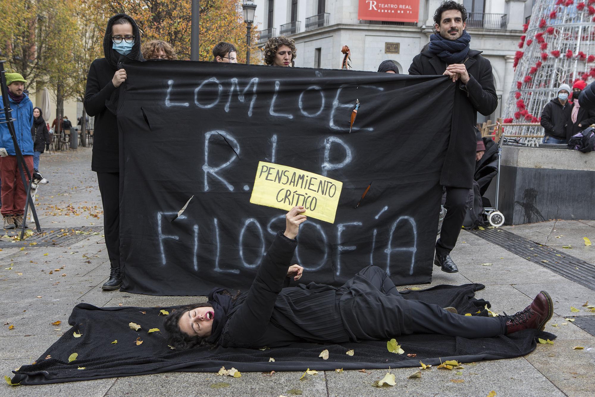 Performance por la muerte de la filosofía en la nueva LOMLOE - 1
