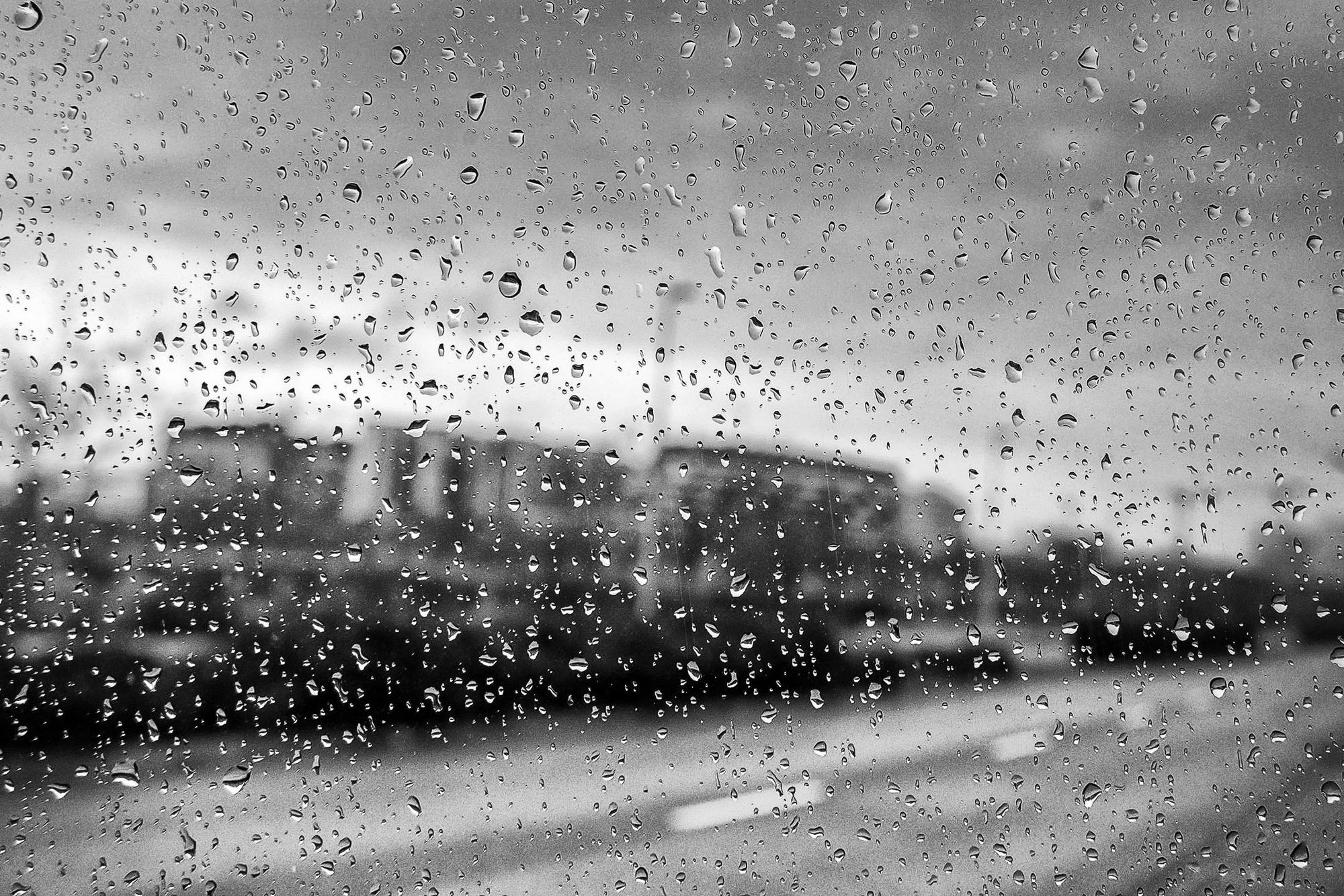 Lluvia y edificios de vivienda