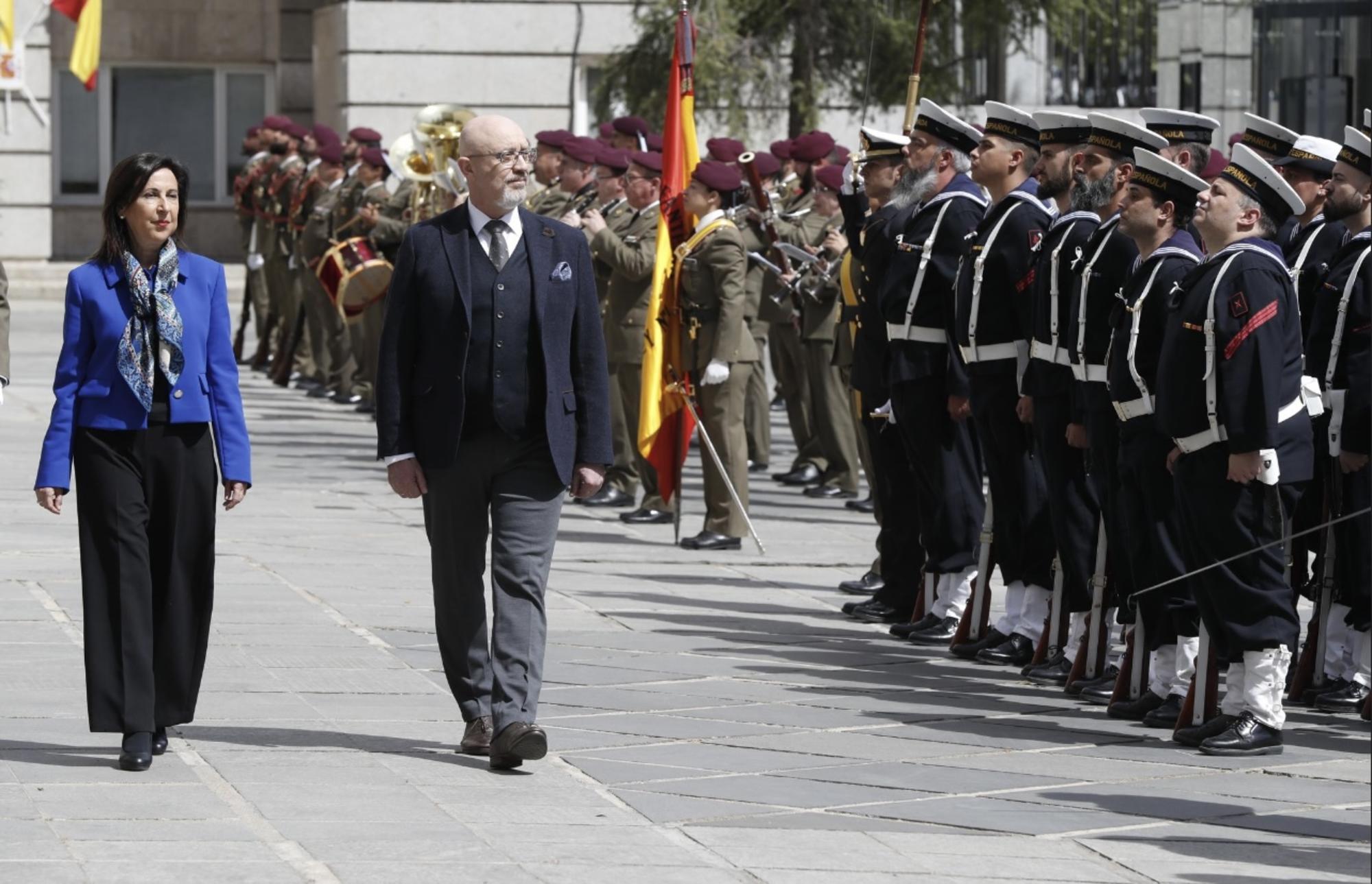 La ministra de Defensa, Margarita Robles y el ministro de Defensa de Ucrania, pasan revista. Foto: Ministerio de Defensa