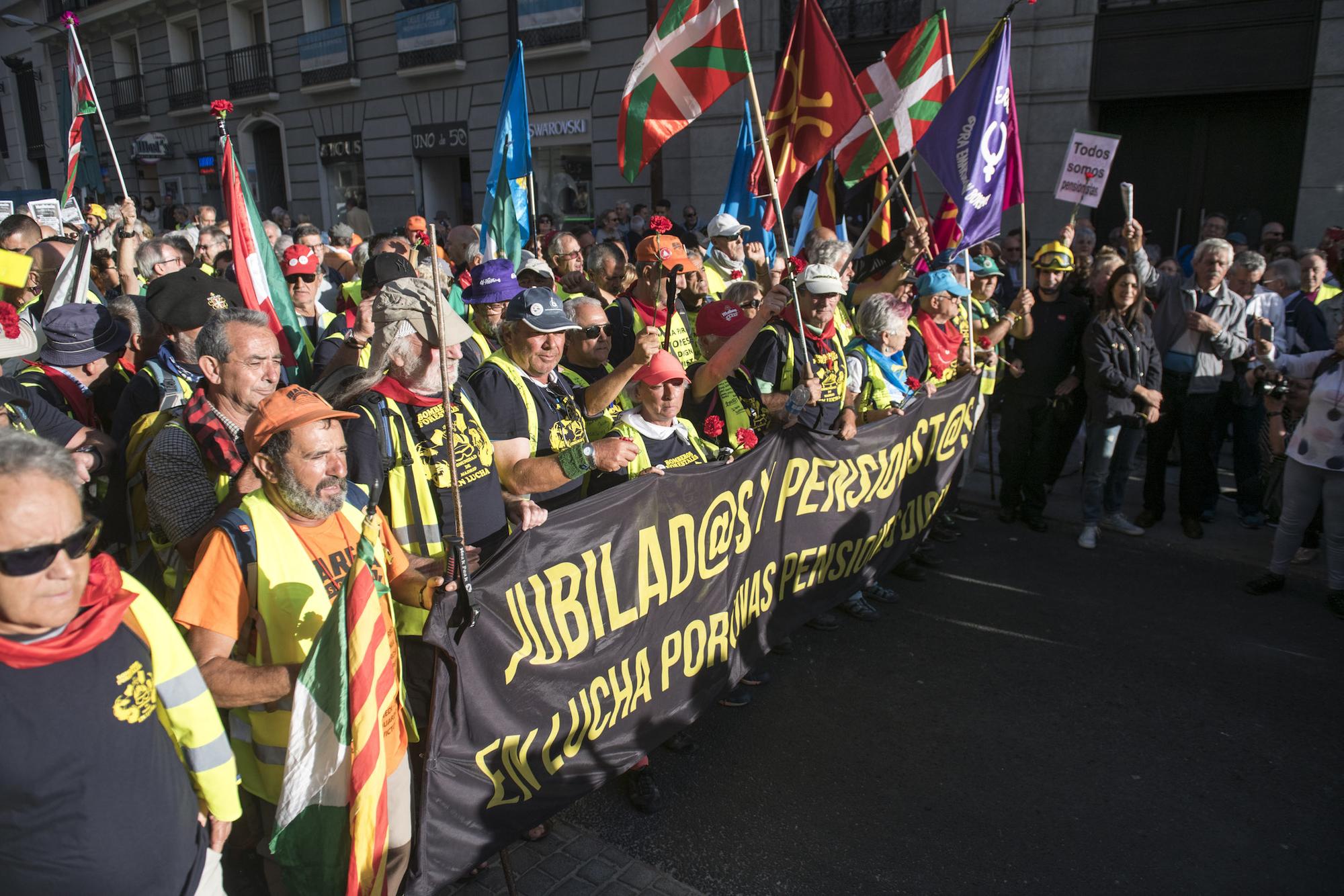 Las columnas de pensionistas llegadas del sur y el norte llegan a la Puerta del Sol - 1