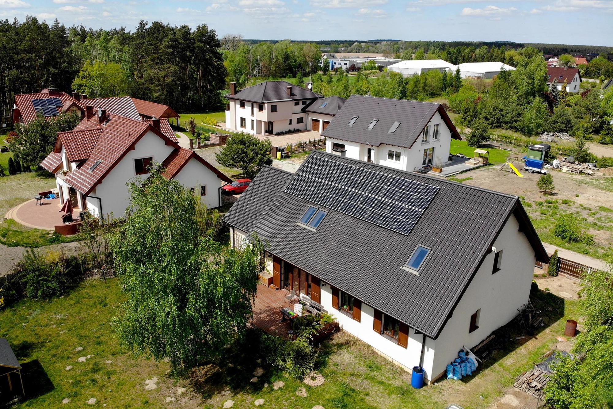 Casa con paneles solares