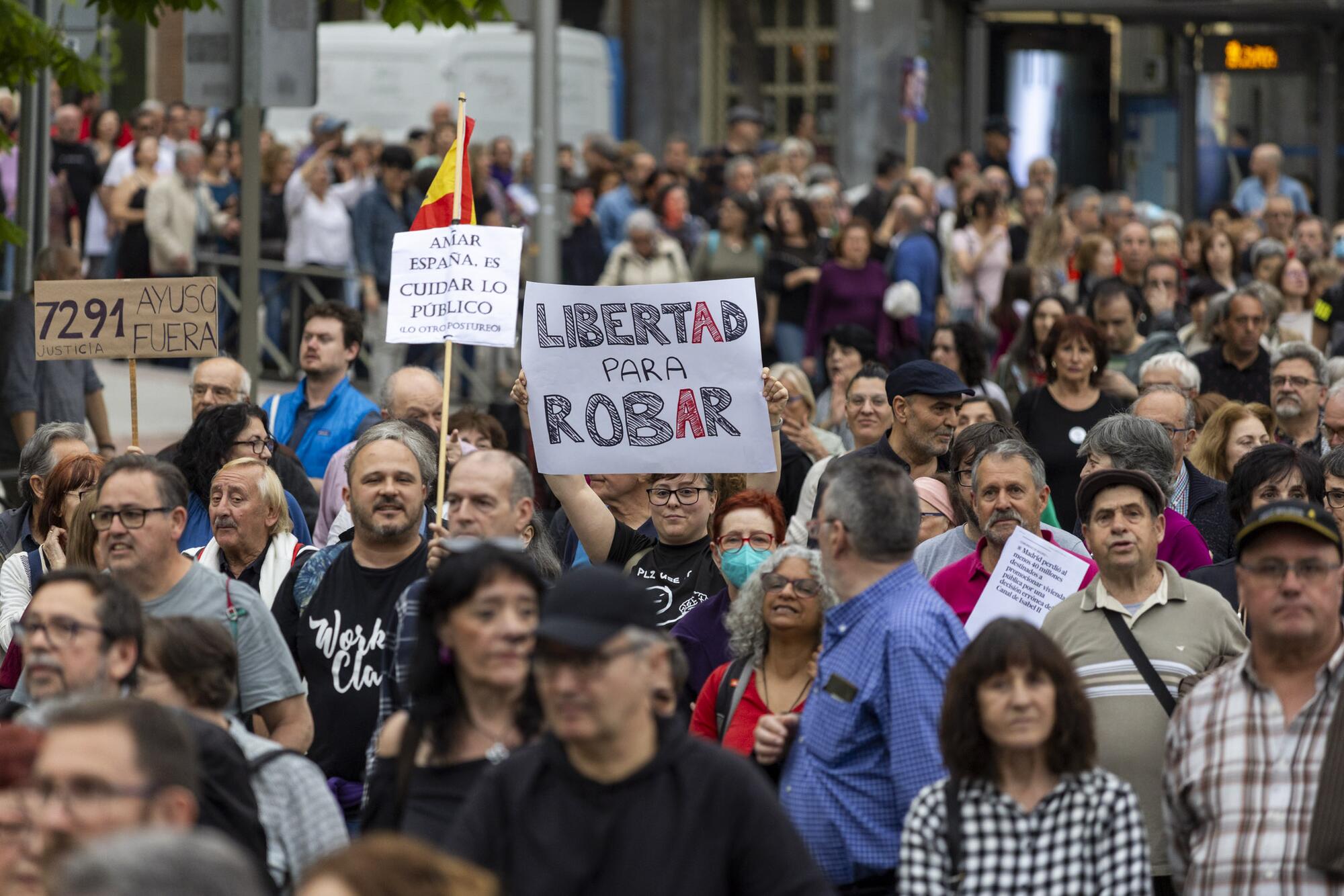 Manifestación Ayuso dimisión 06-04-24 - 8
