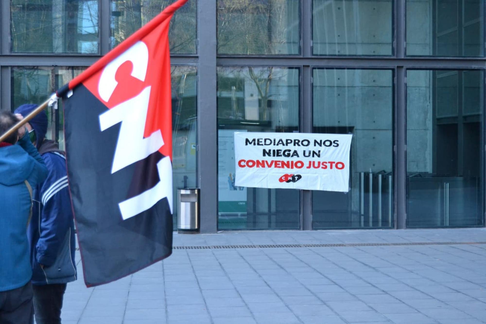 Concentración de la sección sindical de CNT en Mediapro en Barcelona el 9 de abril