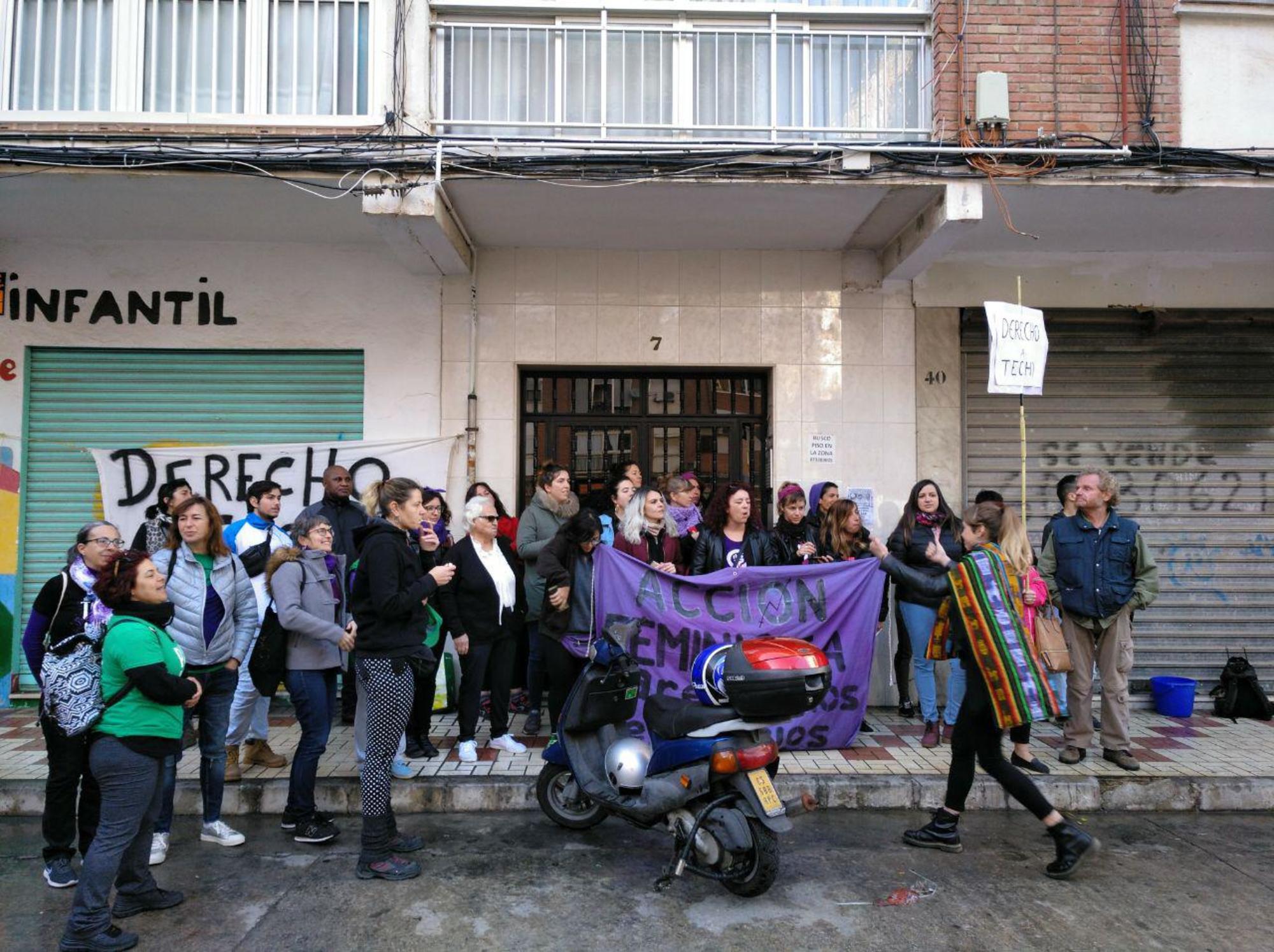 Un piquete feminista en la puerta de un desahucio en Málaga el 8 de marzo de 2019.