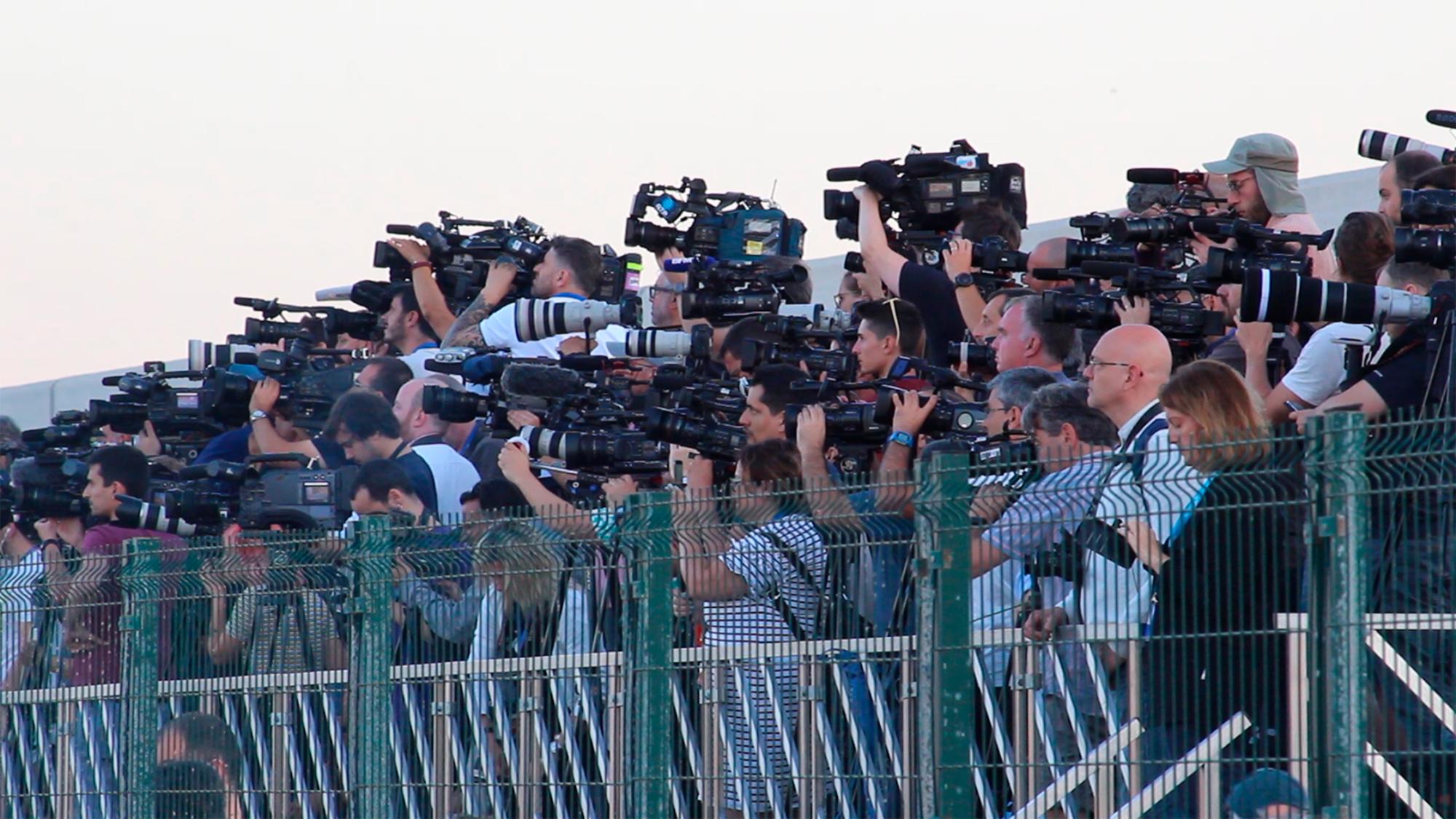 La grada de la zona de prensa del puerto de València abarrotada de medios de comunicación el día del desembarco del Aquarius