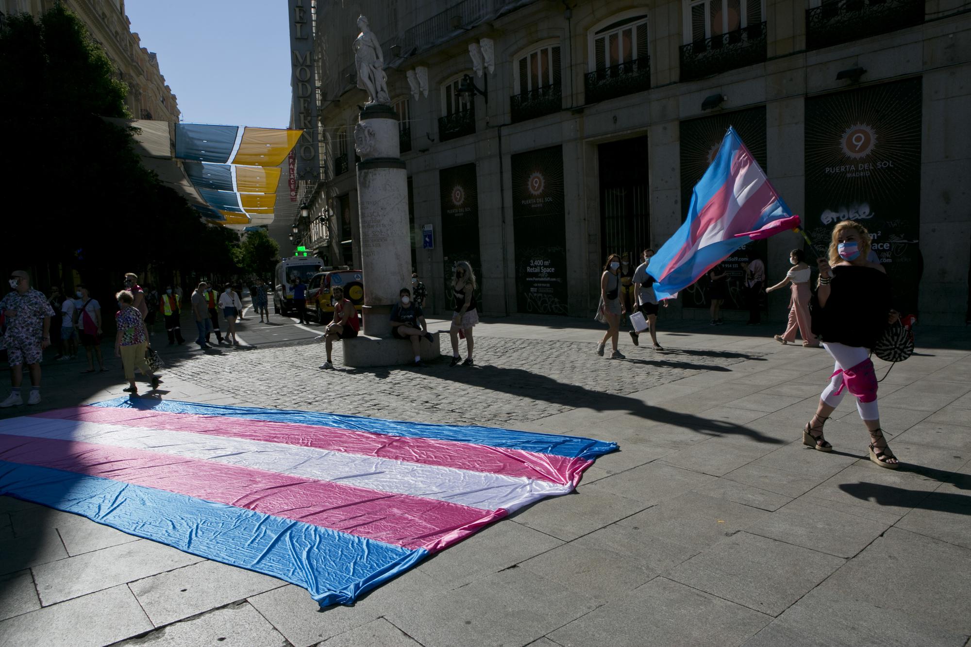 Familias Trans Aliadas se concentran en Sol para pedir una Ley Estatal Bandera