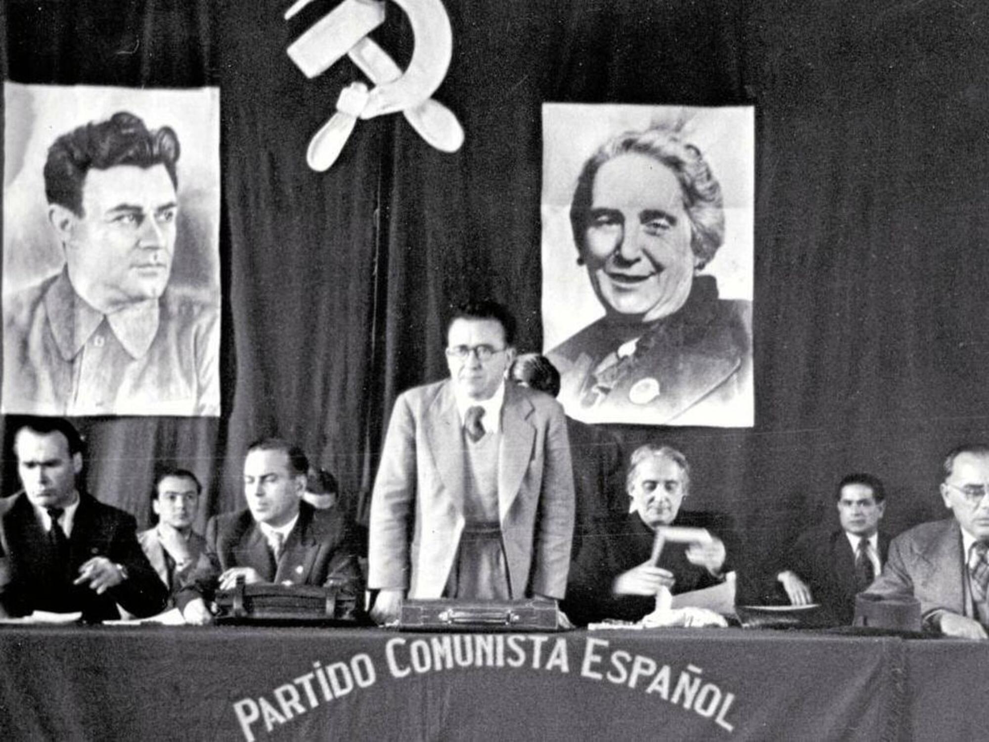 Retratos de Díaz y Pasionaria presidiendo una reunión del PCE de Santiago Carrillo