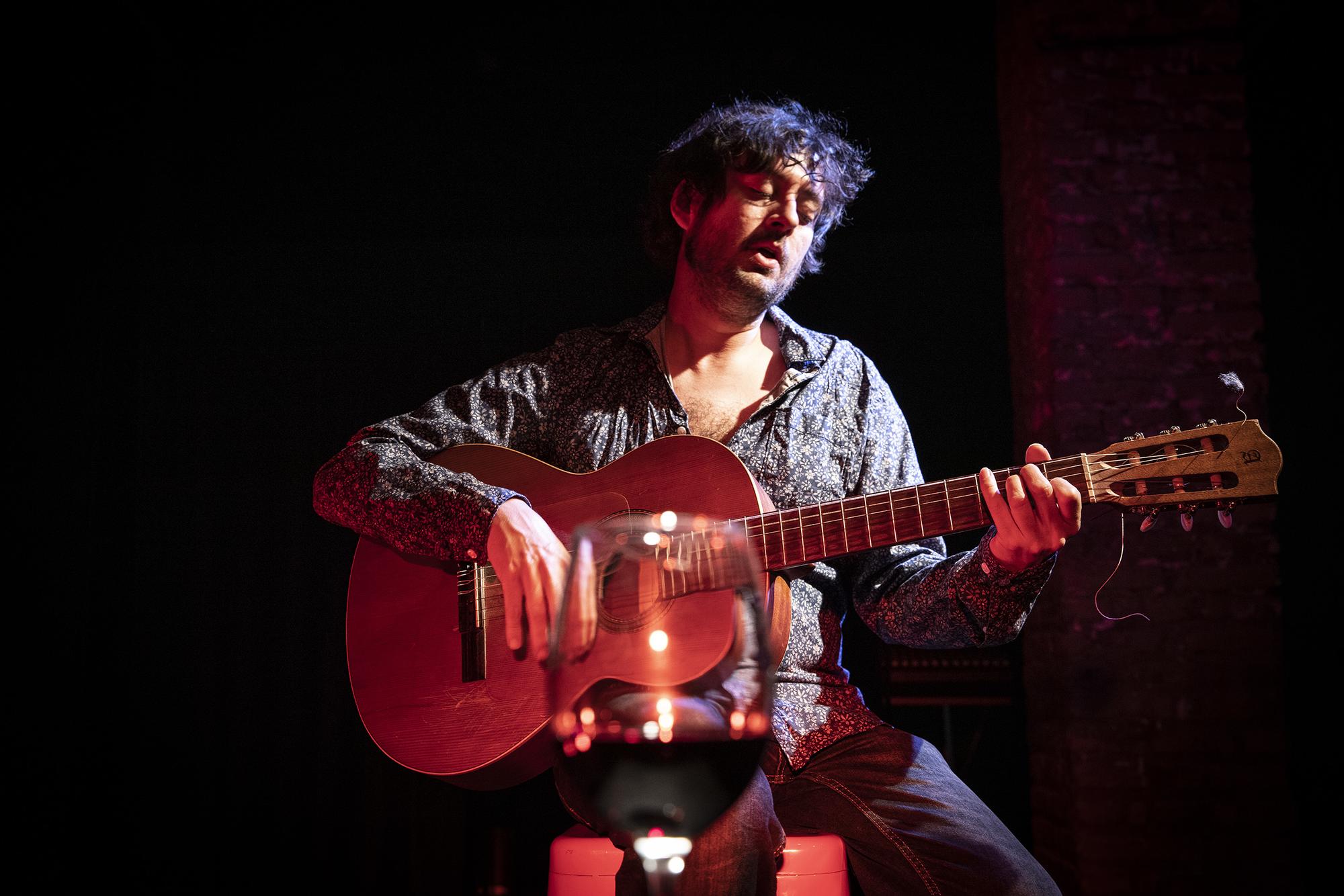 David Montañés, guitarra y copa de vino