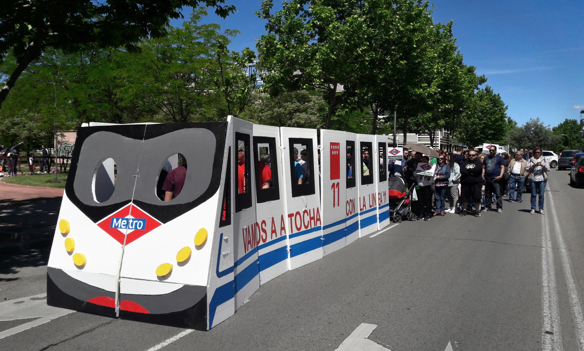 Manifestación de los vecinos de Carabanchel Alto por la ampliación de la Línea 11.