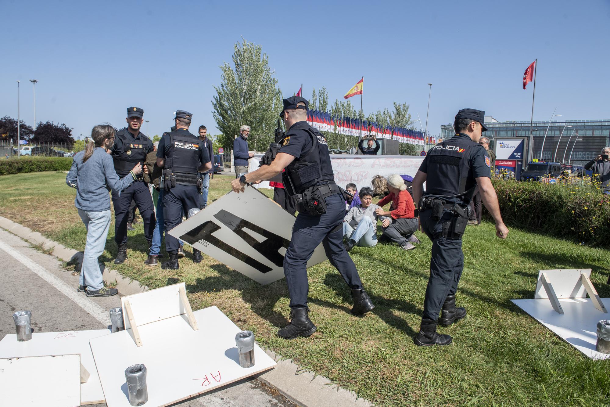 Protesta contra la celebración de la feria de armas de Madrid - 12