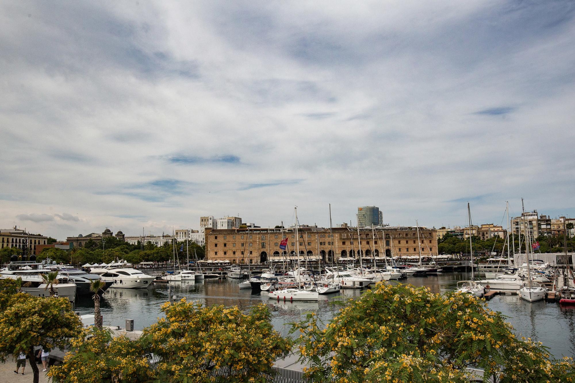 El edificio del Palau de Mar y la Marina del Port Vell, actual Marina de yates de lujo en Barcelona