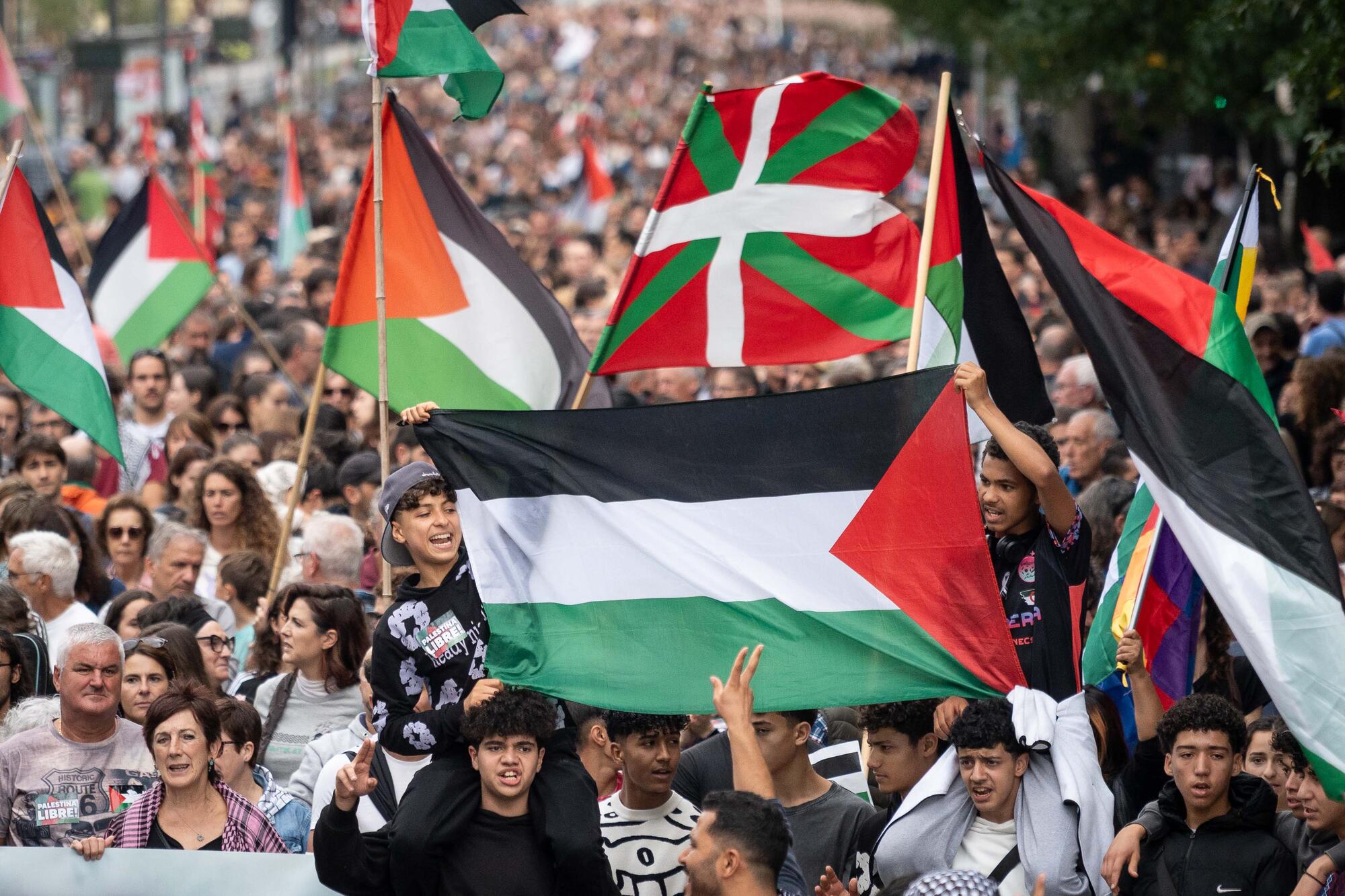 Miles de personas en Donostia se manifestaron para denunciar el genocidio en Gaza.