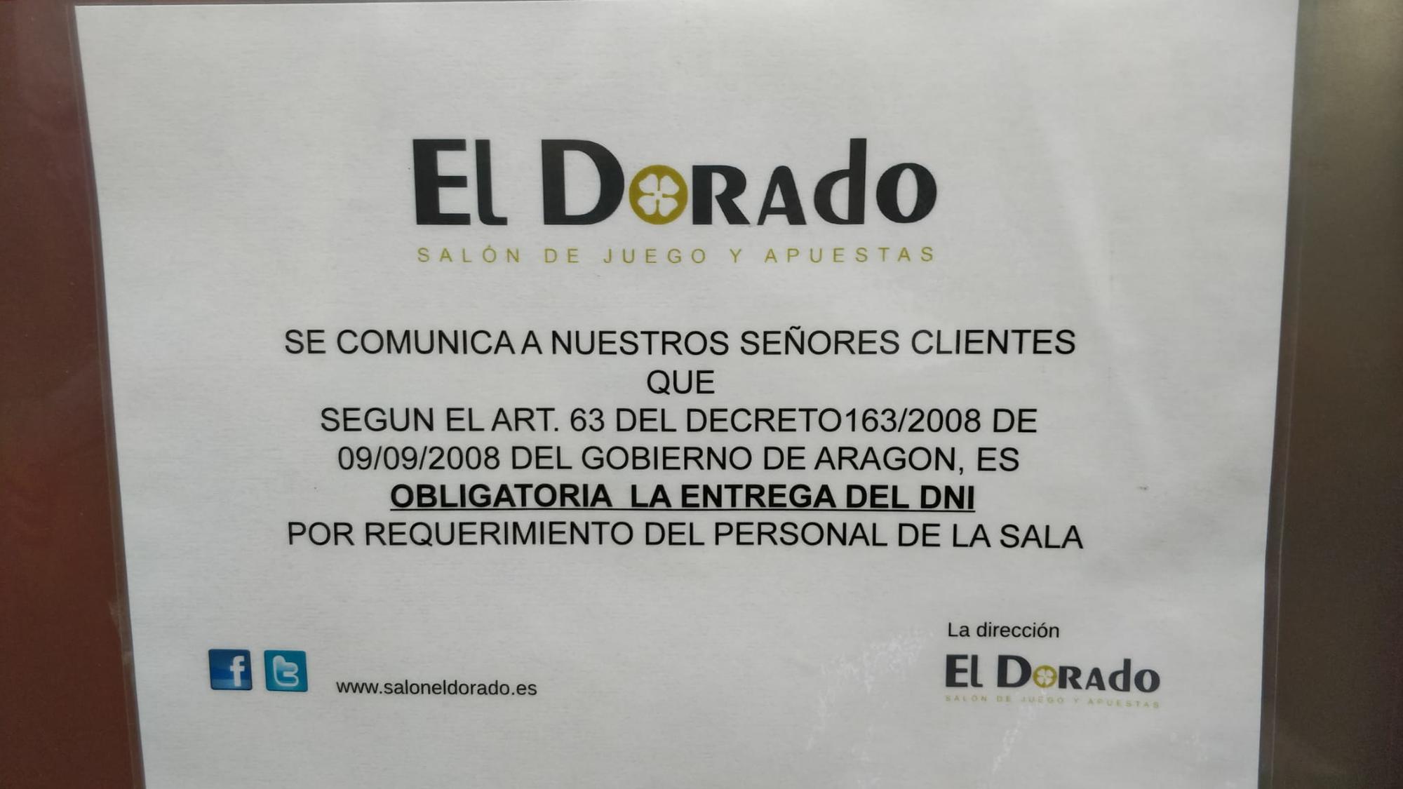 Cartel situado en la puerta de entrada del salón de juegos ‘El Dorado’