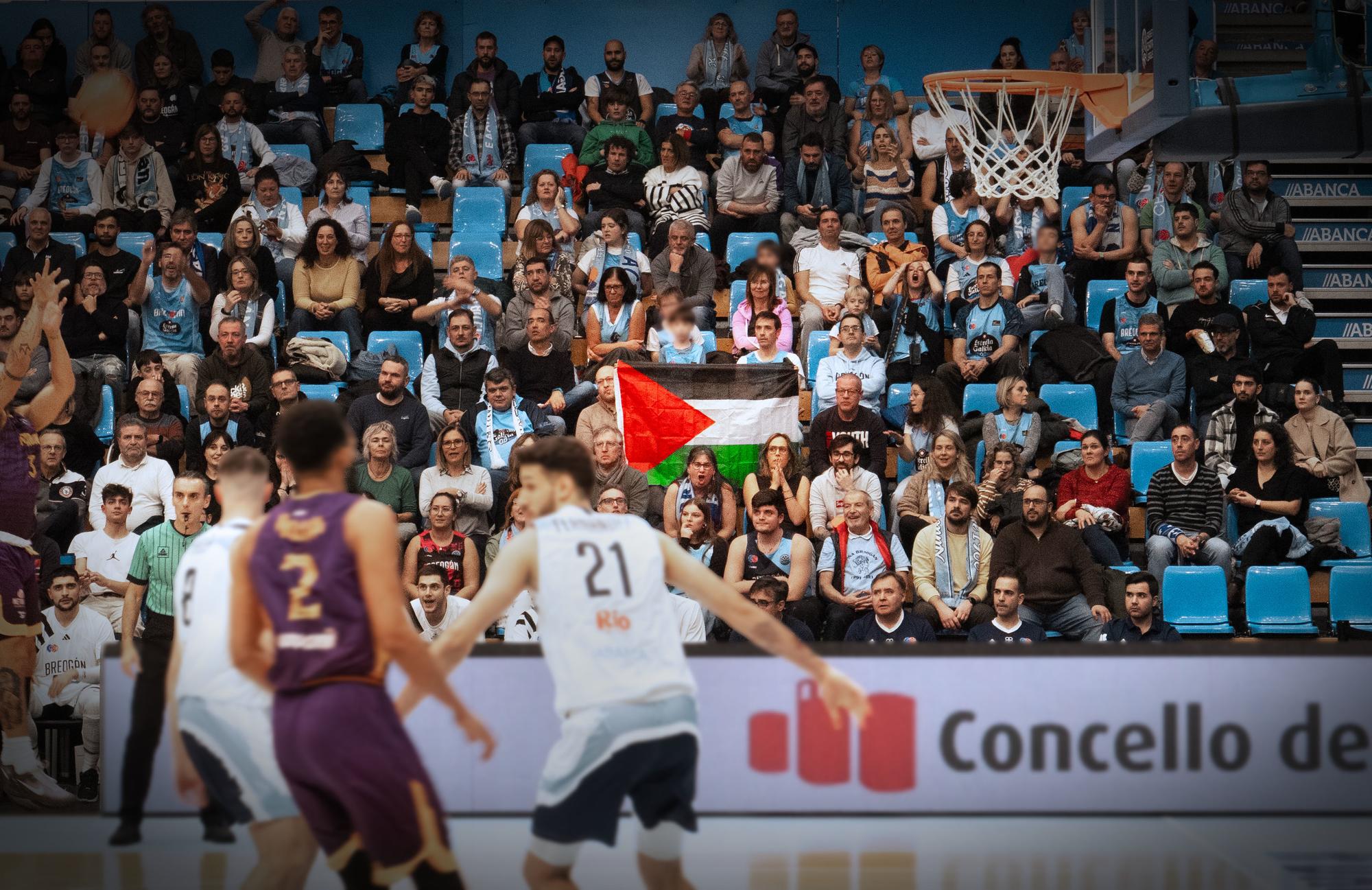 Bandeira palestina durante o Breogán - Hapoel Holon