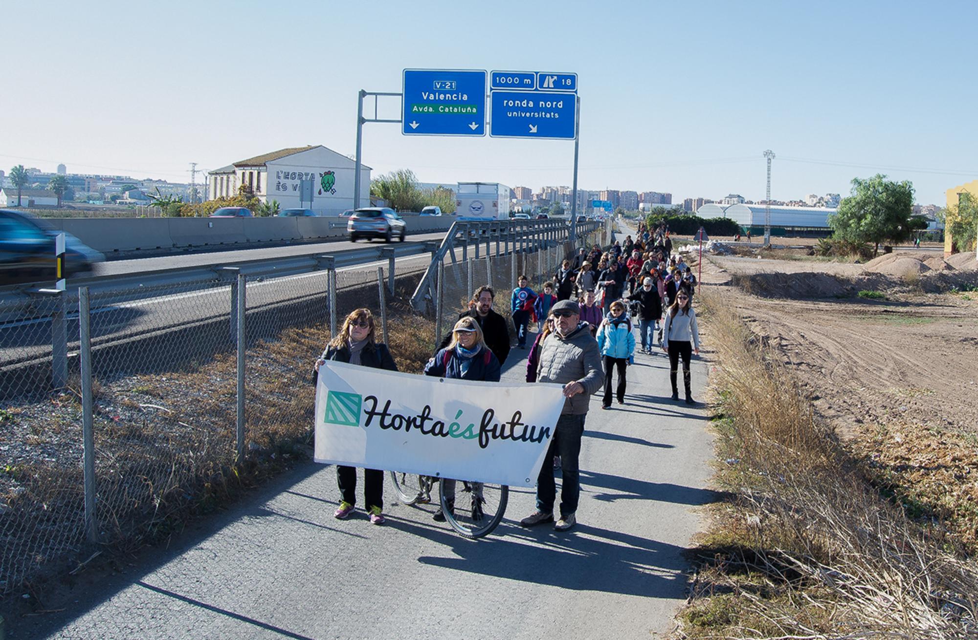 Grupo de asistentes a la paseada organizada por el colectivo Por l'Horta andan por el margen oeste de la V-21 el pasado 3 de diciembre de 2017