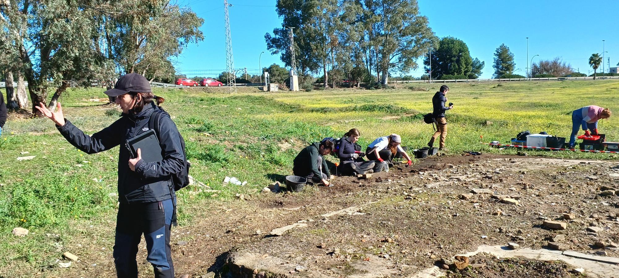 Laura Muñoz-Encinar, del Proyecto Des-alambrar, durante la jornada de puertas abiertas en el campo de Los Merinales