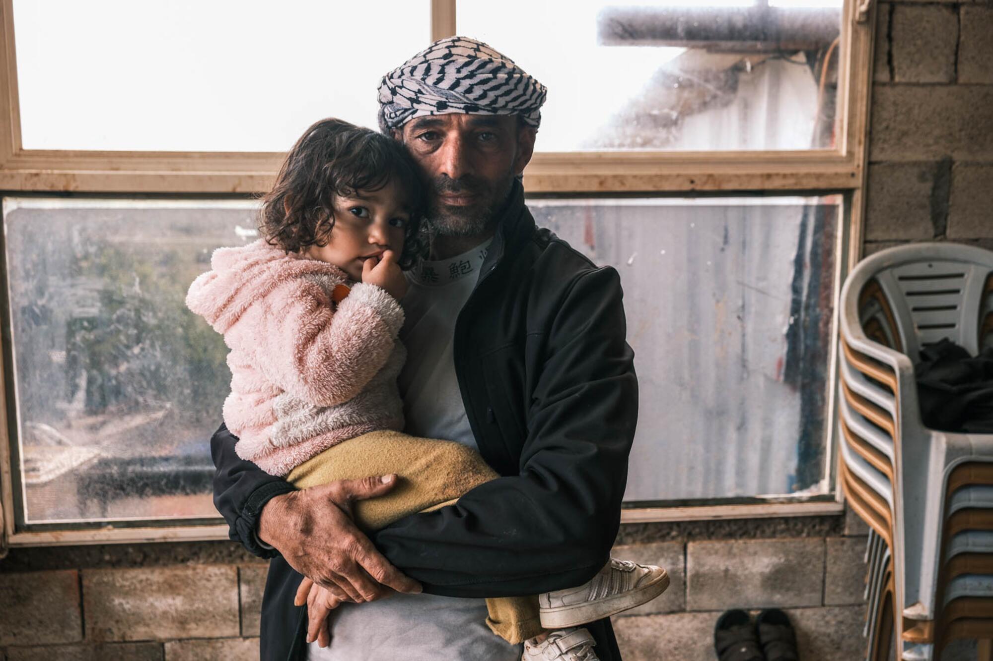 Mohammad Masaeed con una de sus hijas (Cisjordania)
