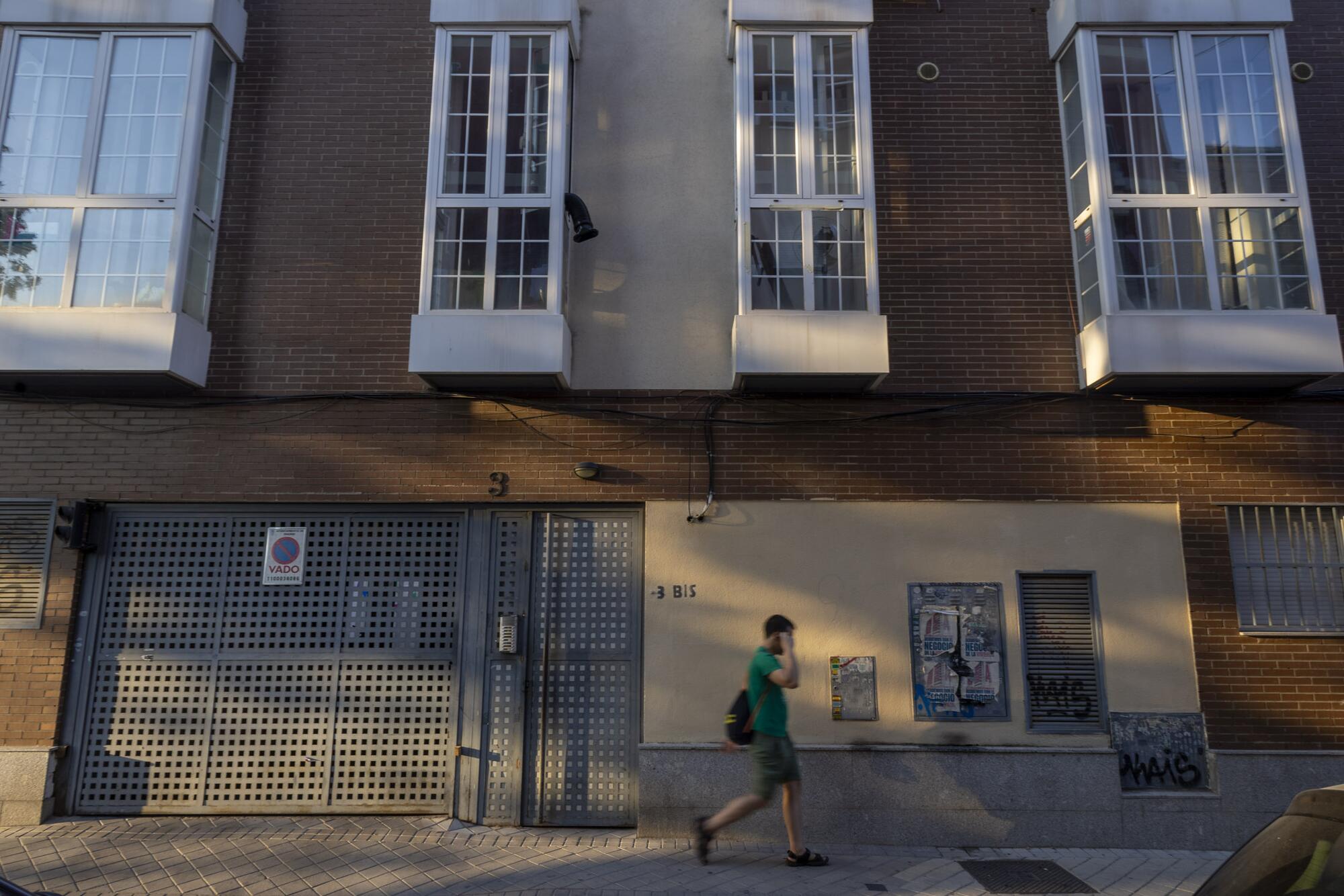 Portal del número 1 de la calle María Guerrero, en el distrito de Carabanchel (Madrid)