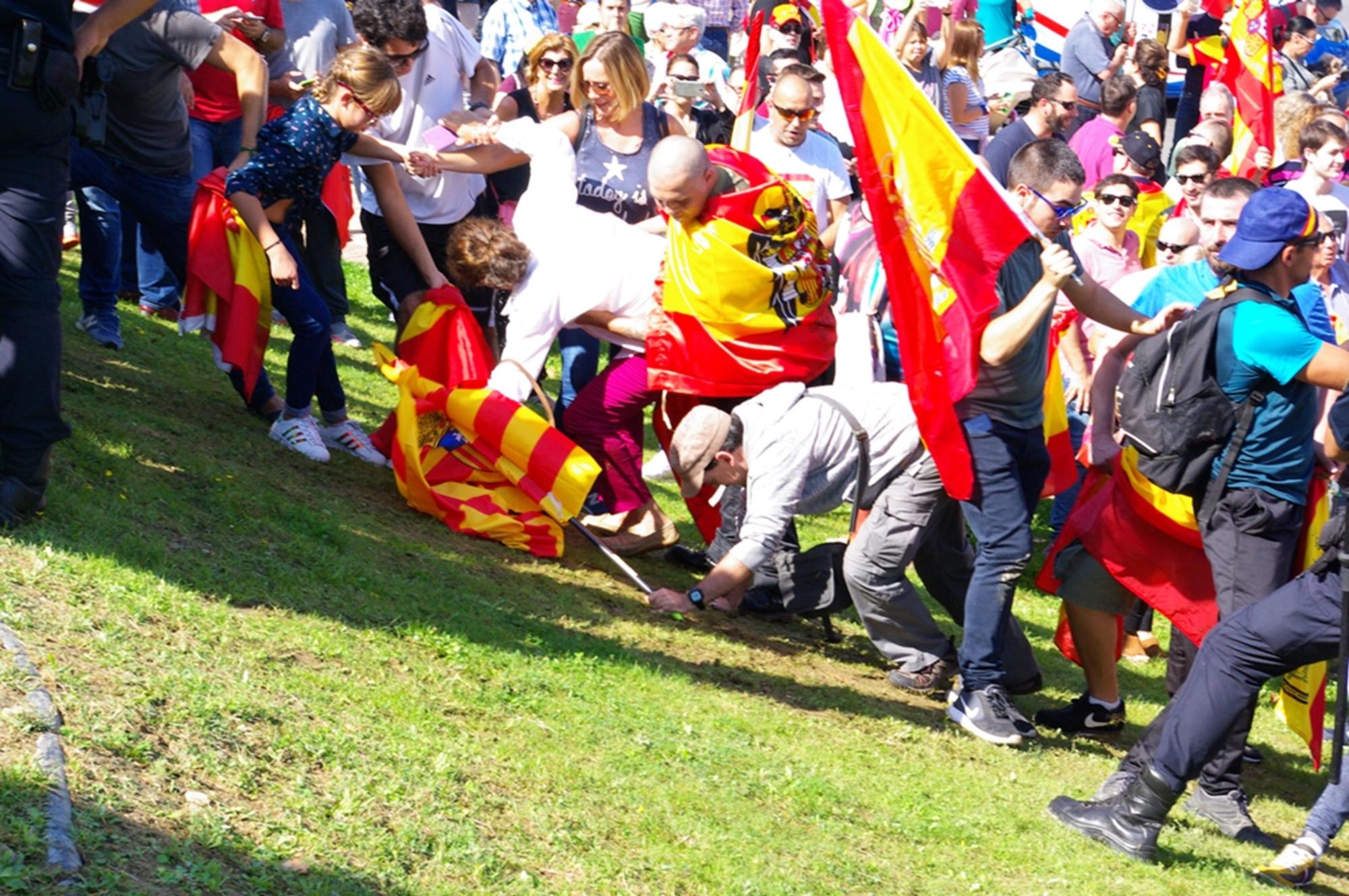 Extrema derecha frente a la asamblea por el derecho a decidir