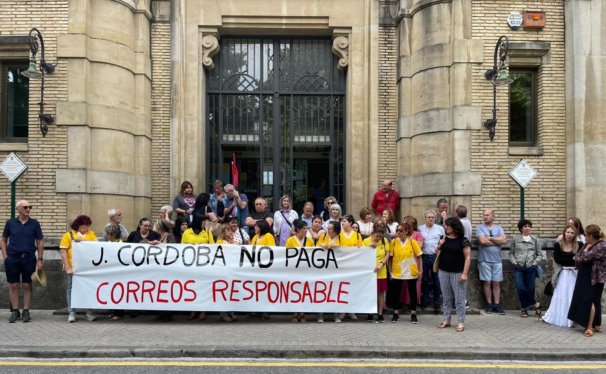 Trabajadoras de limpieza en Correos se concentran en Pamplona en protesta por el retraso en el pago de sus nóminas.