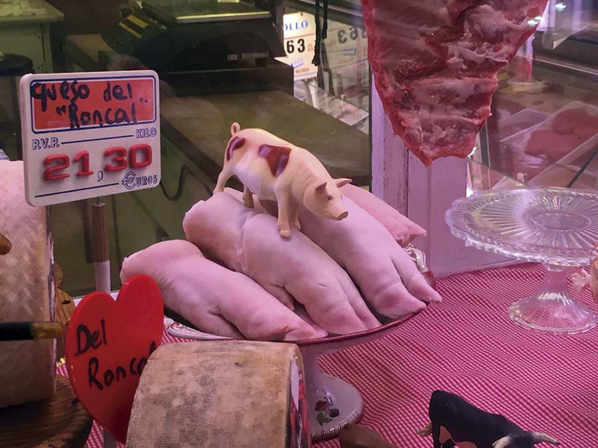Manos de cerdo en una carnicería